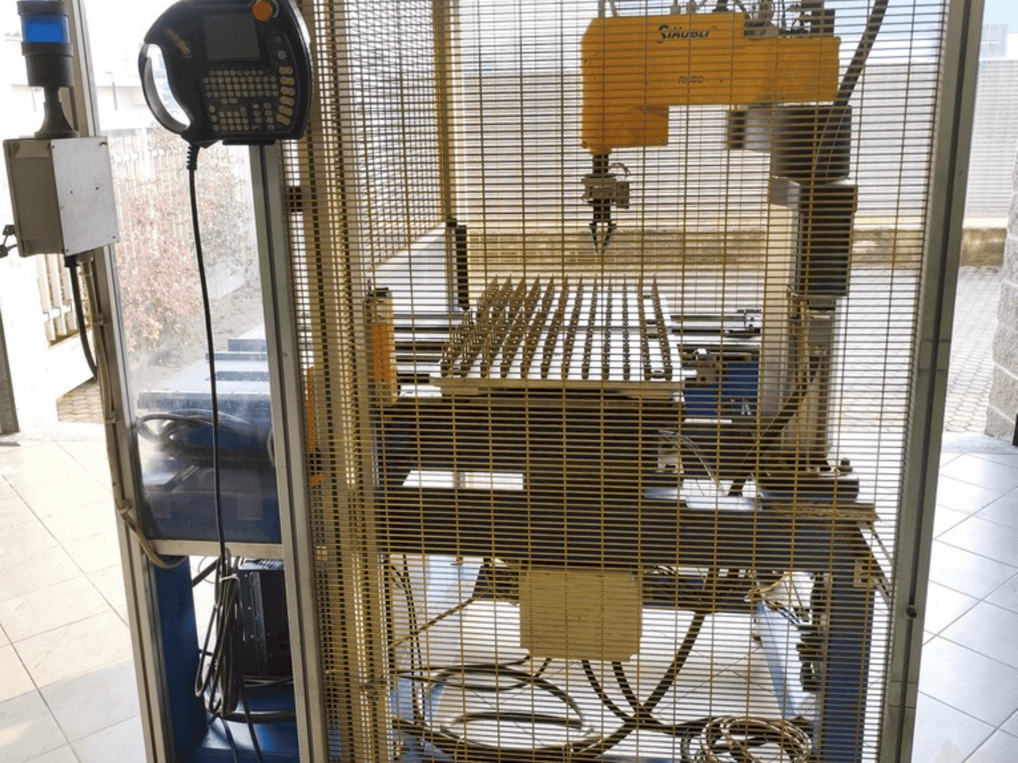 A STAUBLI RS80 gép elölnézete