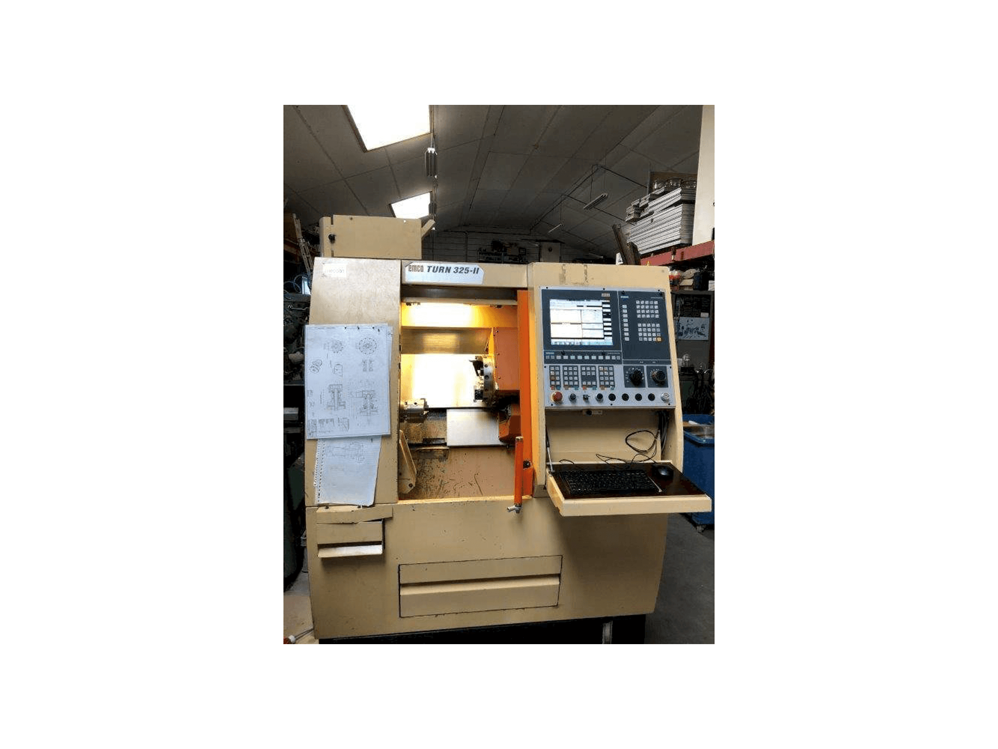 A EMCO TURN 325-II gép elölnézete
