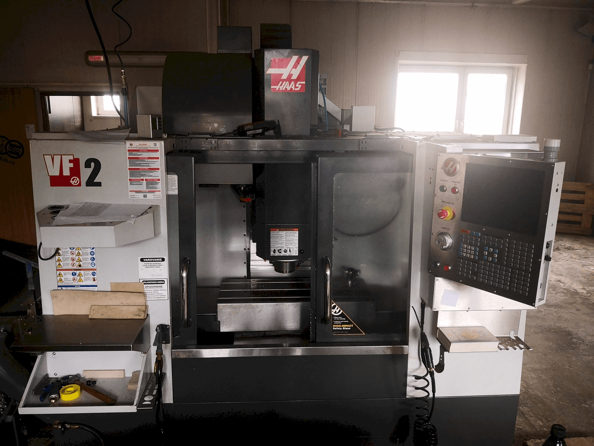 A HAAS VF-2 gép elölnézete