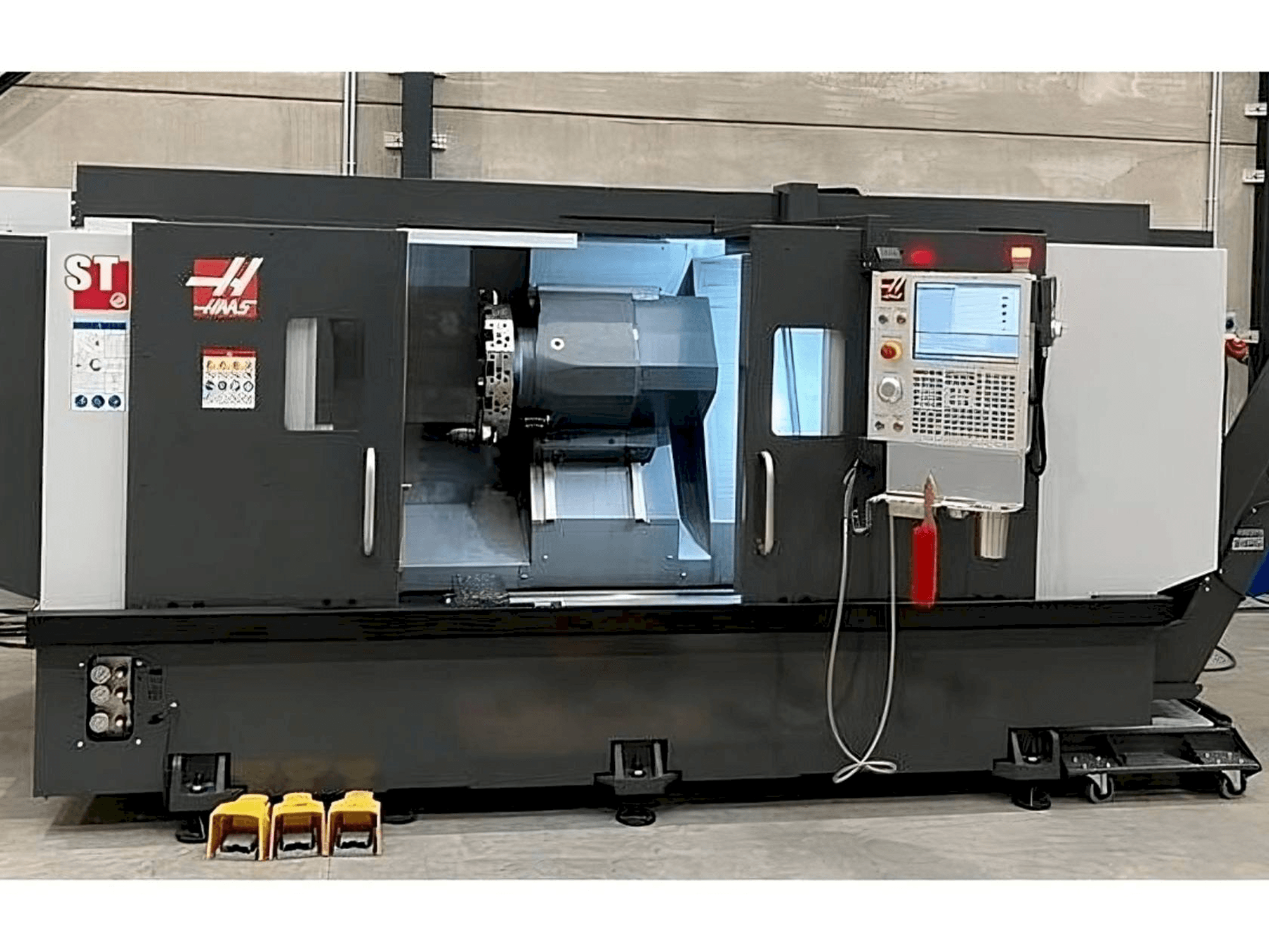 A HAAS ST-35L gép elölnézete