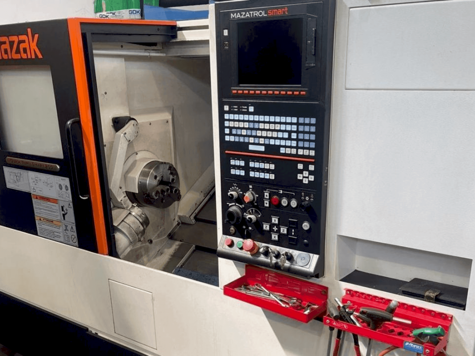 A Mazak QT SMART 200 gép elölnézete