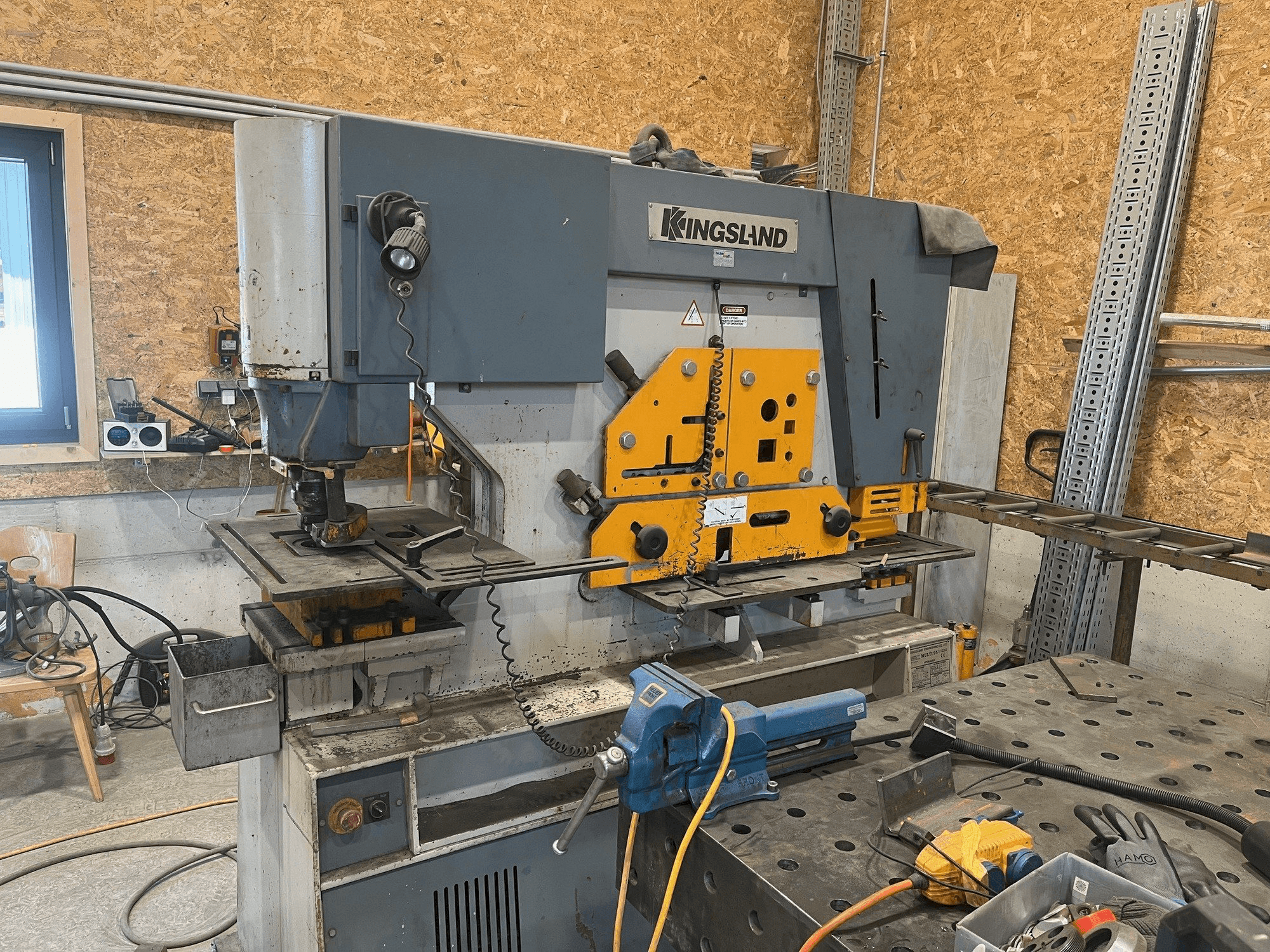 A KINGSLAND Multi 95 gép elölnézete