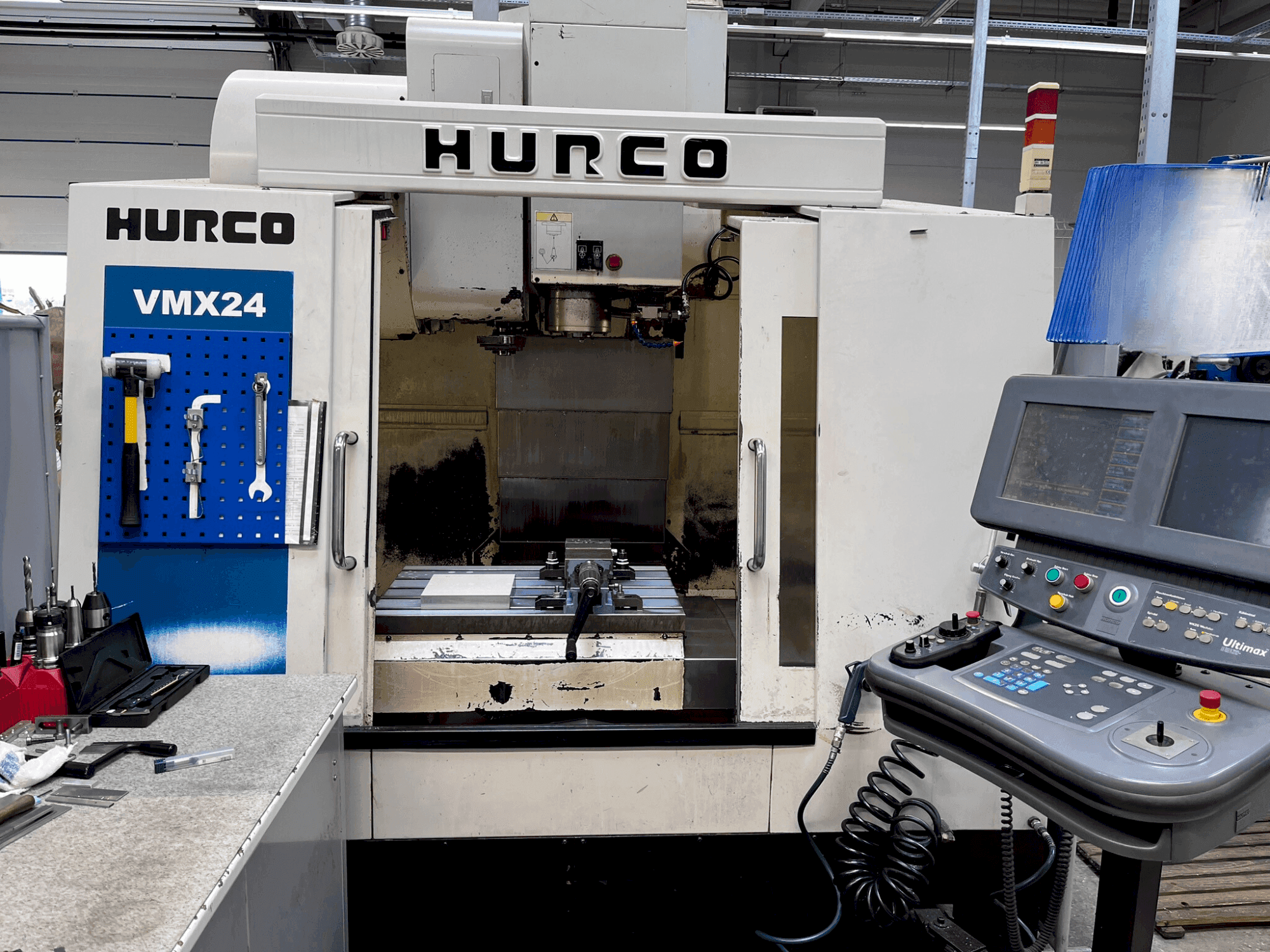 A Hurco VMX 24 gép elölnézete