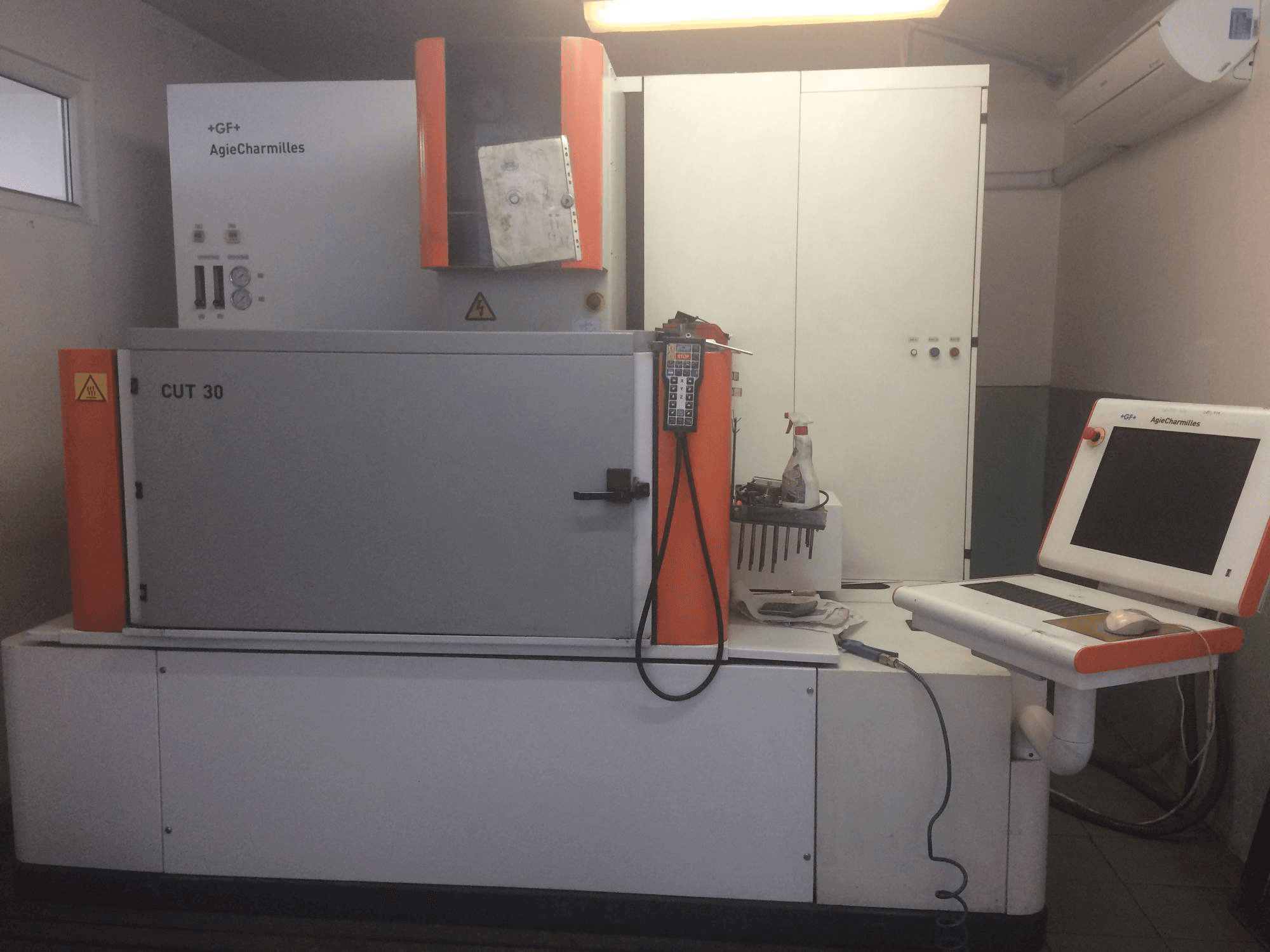 A AgieCharmilles CUT 30P gép elölnézete