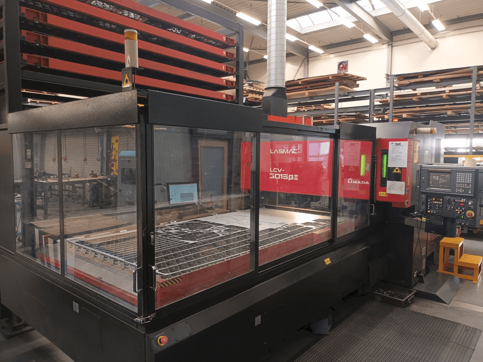 A AMADA LCV 3015 3KW + Automation/storage gép elölnézete