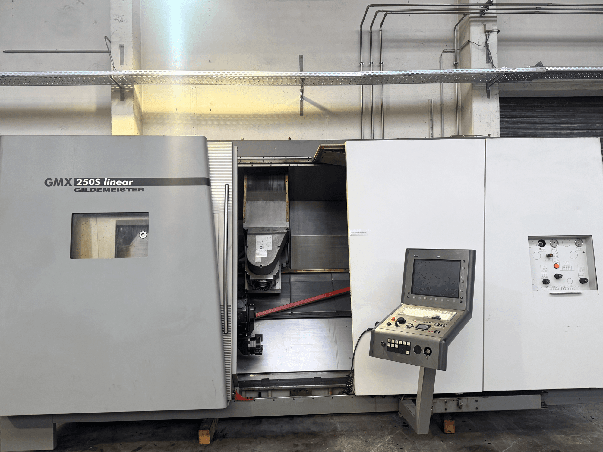 Gildemeister GMX 250S lineáris CNC-gép, elölnézet, a vezérlőpanel és a nyitott munkaterület bemutatása.