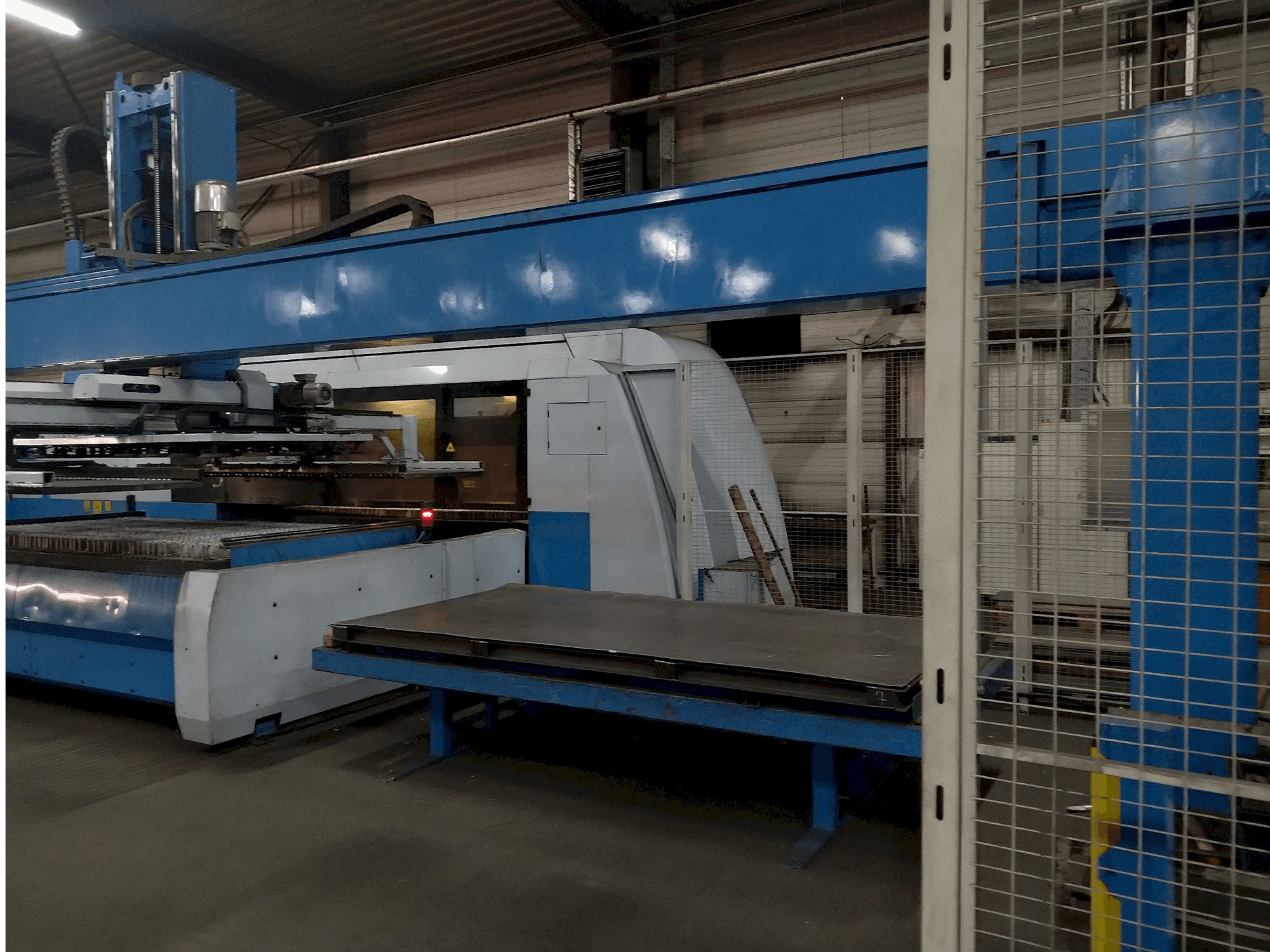 A Finn-Power Laser L6-BL gép elölnézete