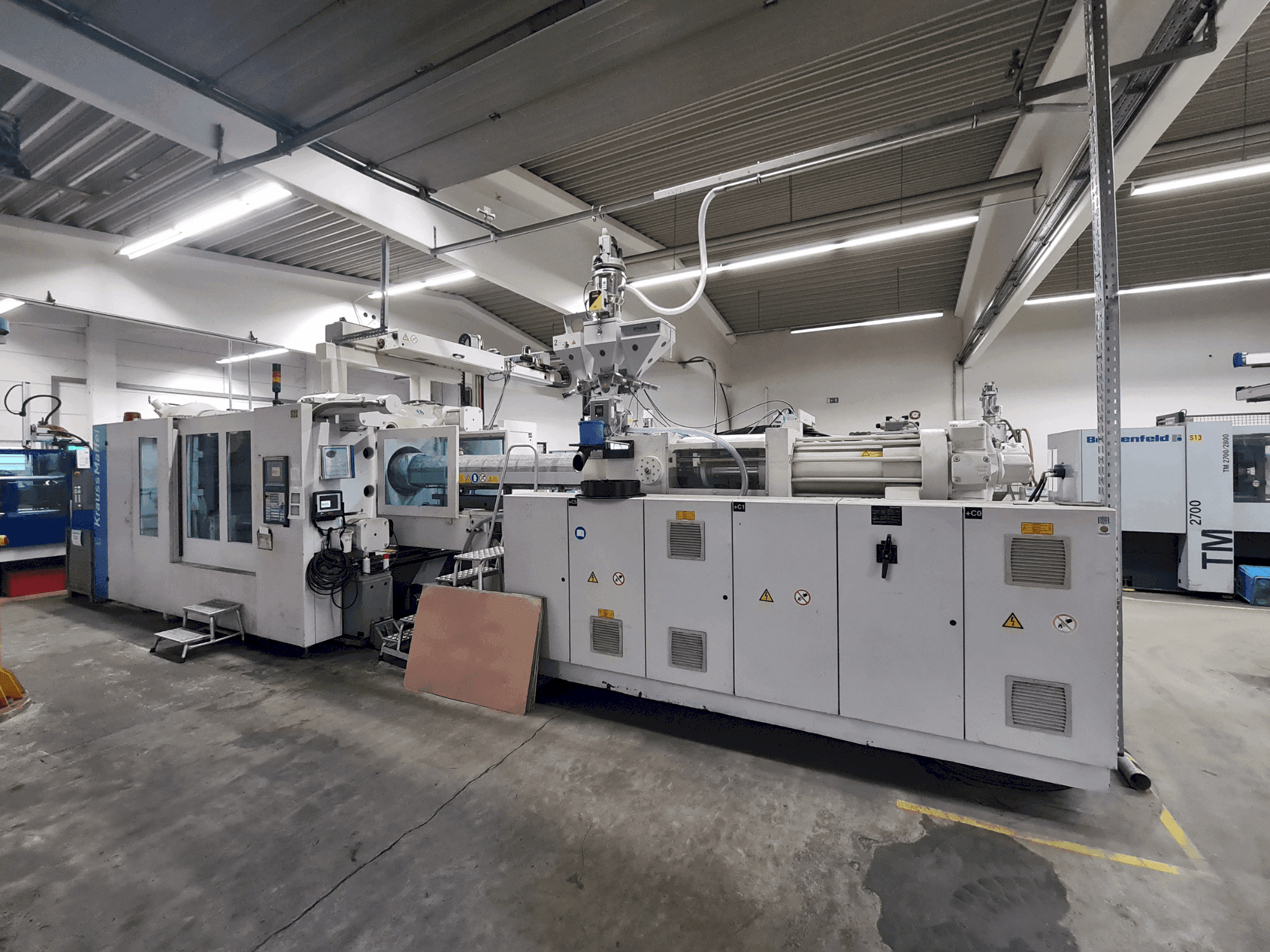 A Krauss Maffei 800-6100 MX gép elölnézete