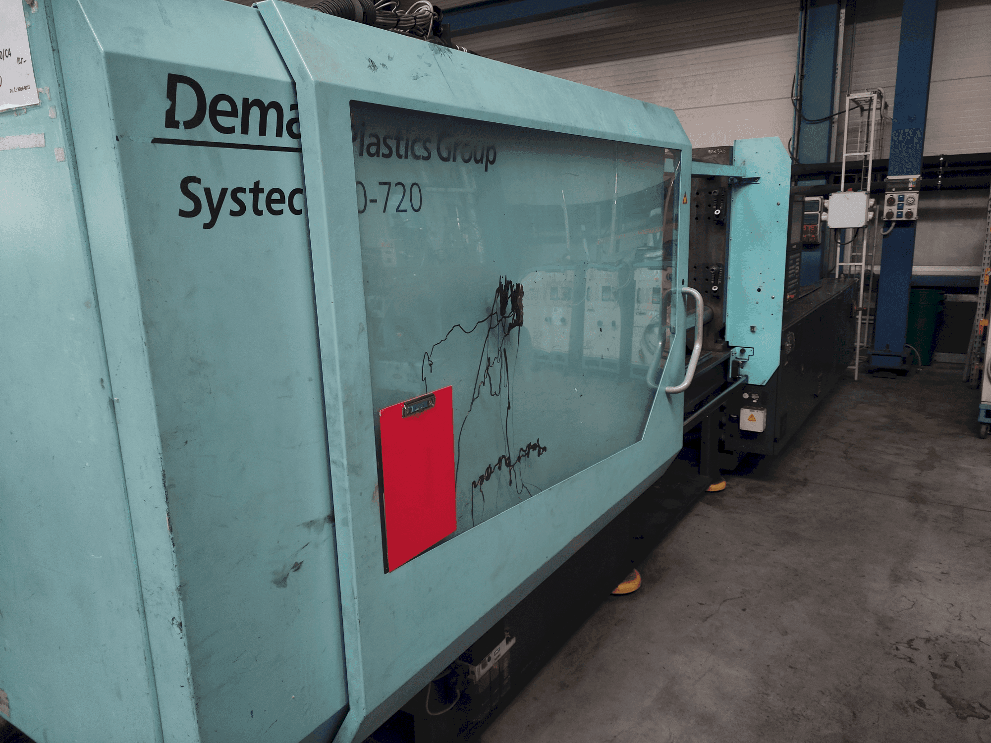 A DEMAG Systec 350/720-1450 gép elölnézete