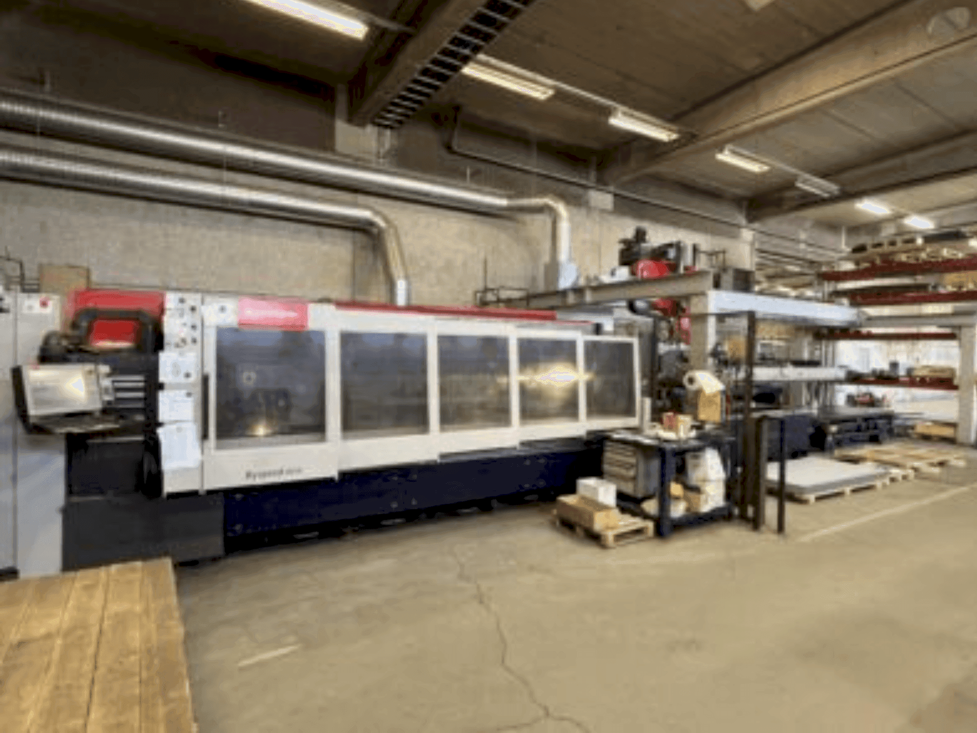 A Bystronic Bysprint 3015 gép elölnézete
