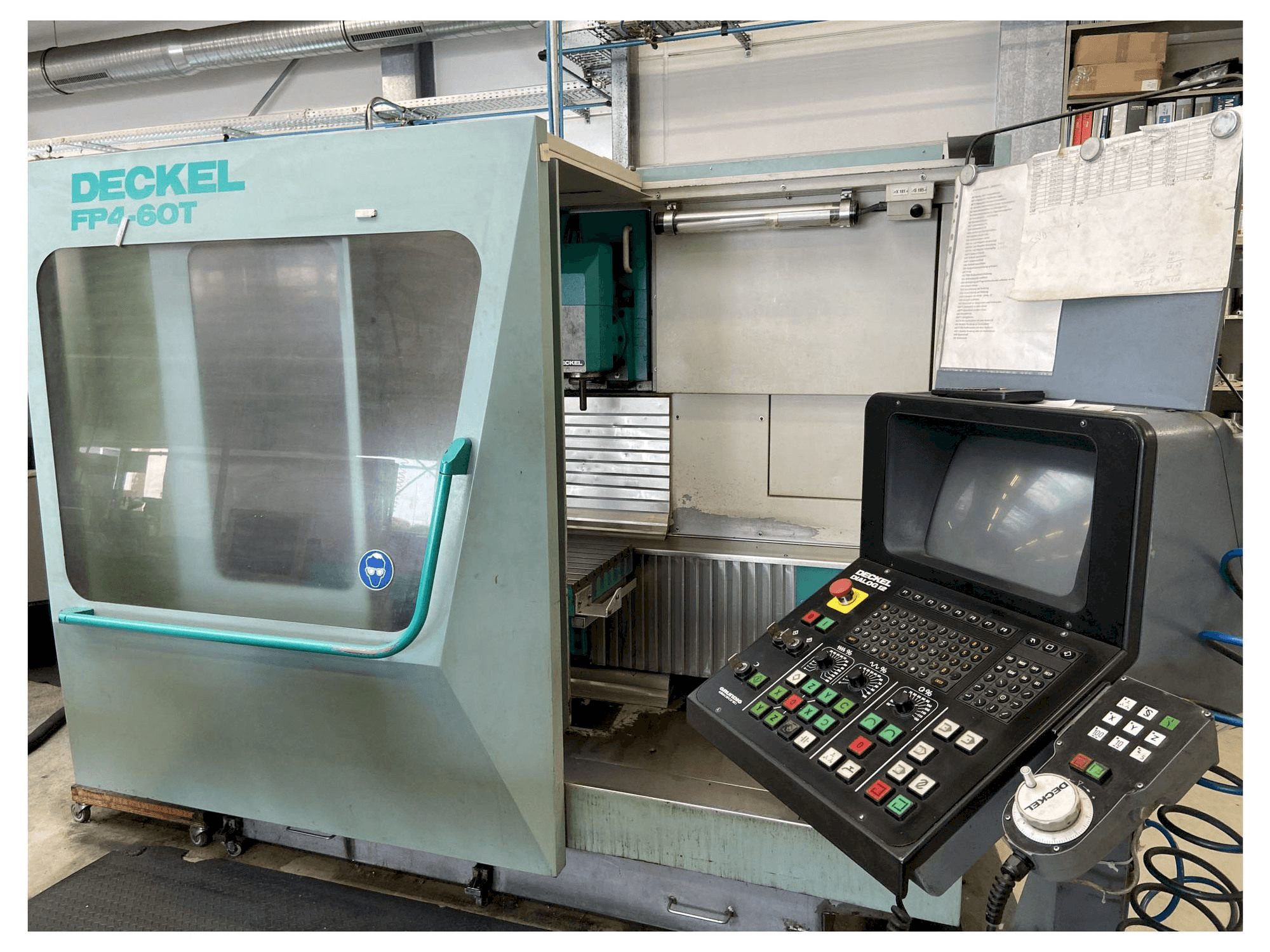 A DECKEL FP4 60 gép elölnézete