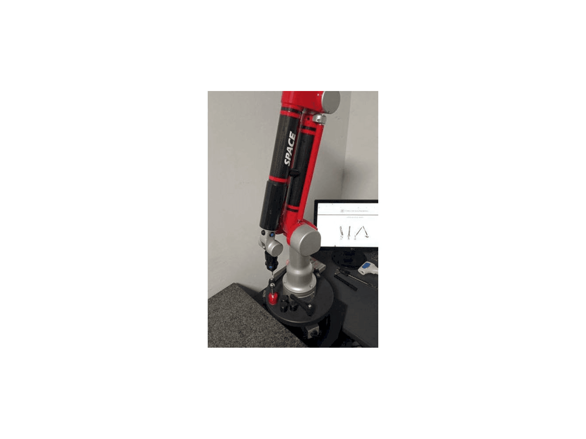 A Tomelleri Engineering Space - 6 Axes gép elölnézete