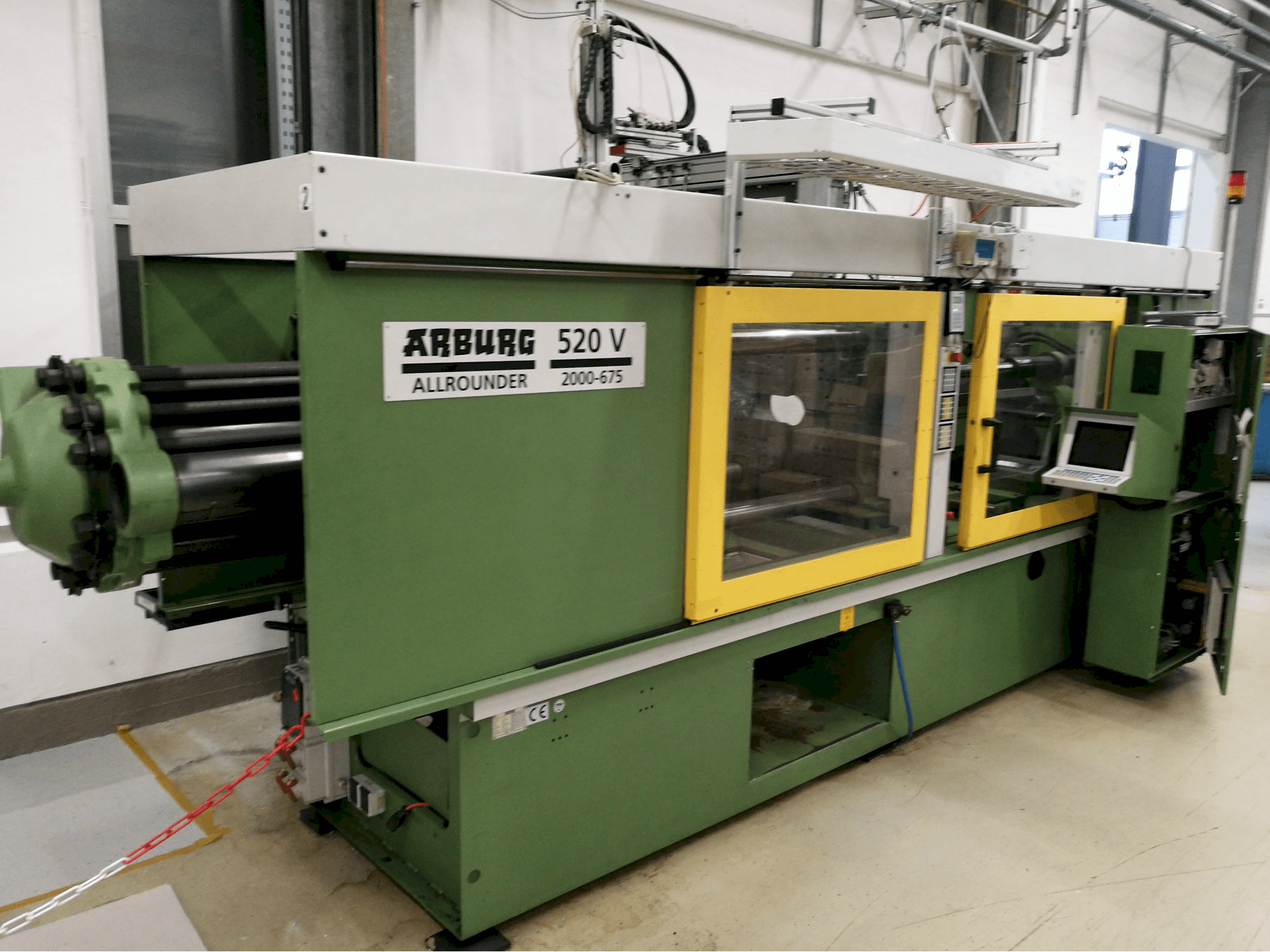 A Arburg 520 V 2000-675 gép elölnézete