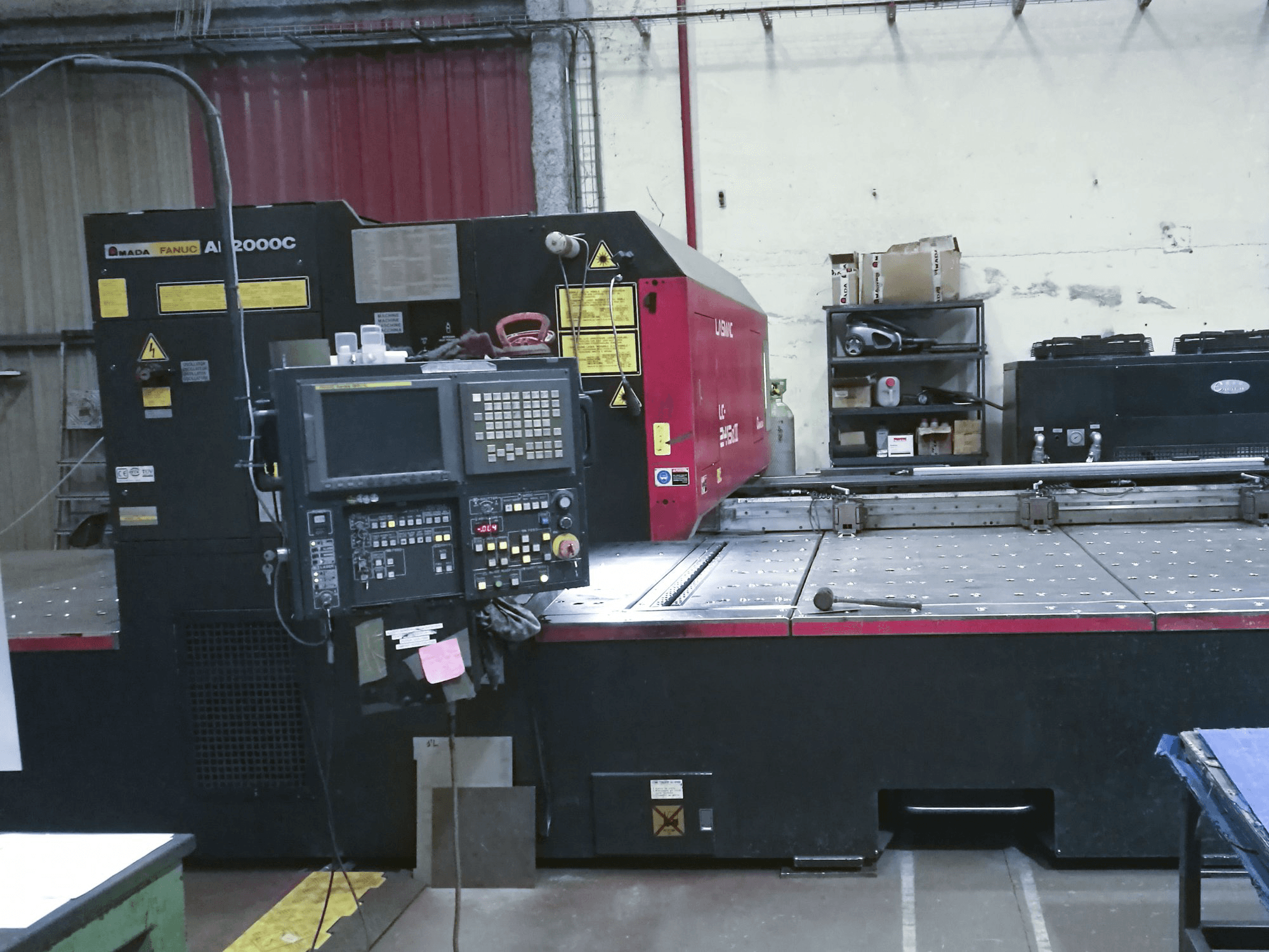 A AMADA LC 2415 α3 gép elölnézete