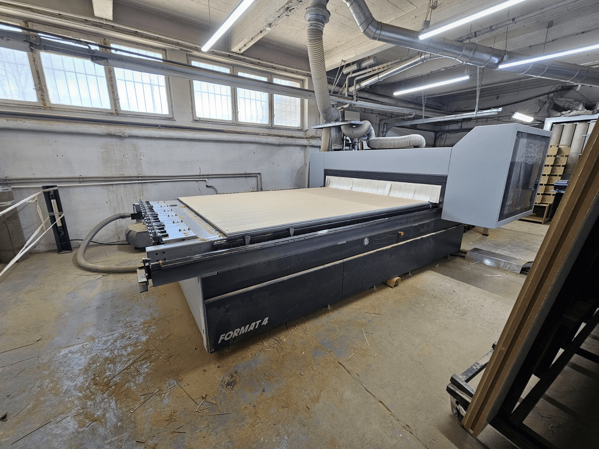 CNC Router FORMAT4 Profit H80 21.31, oldalnézet a nagy munkaasztal és a kezelőpanel műhelyben.