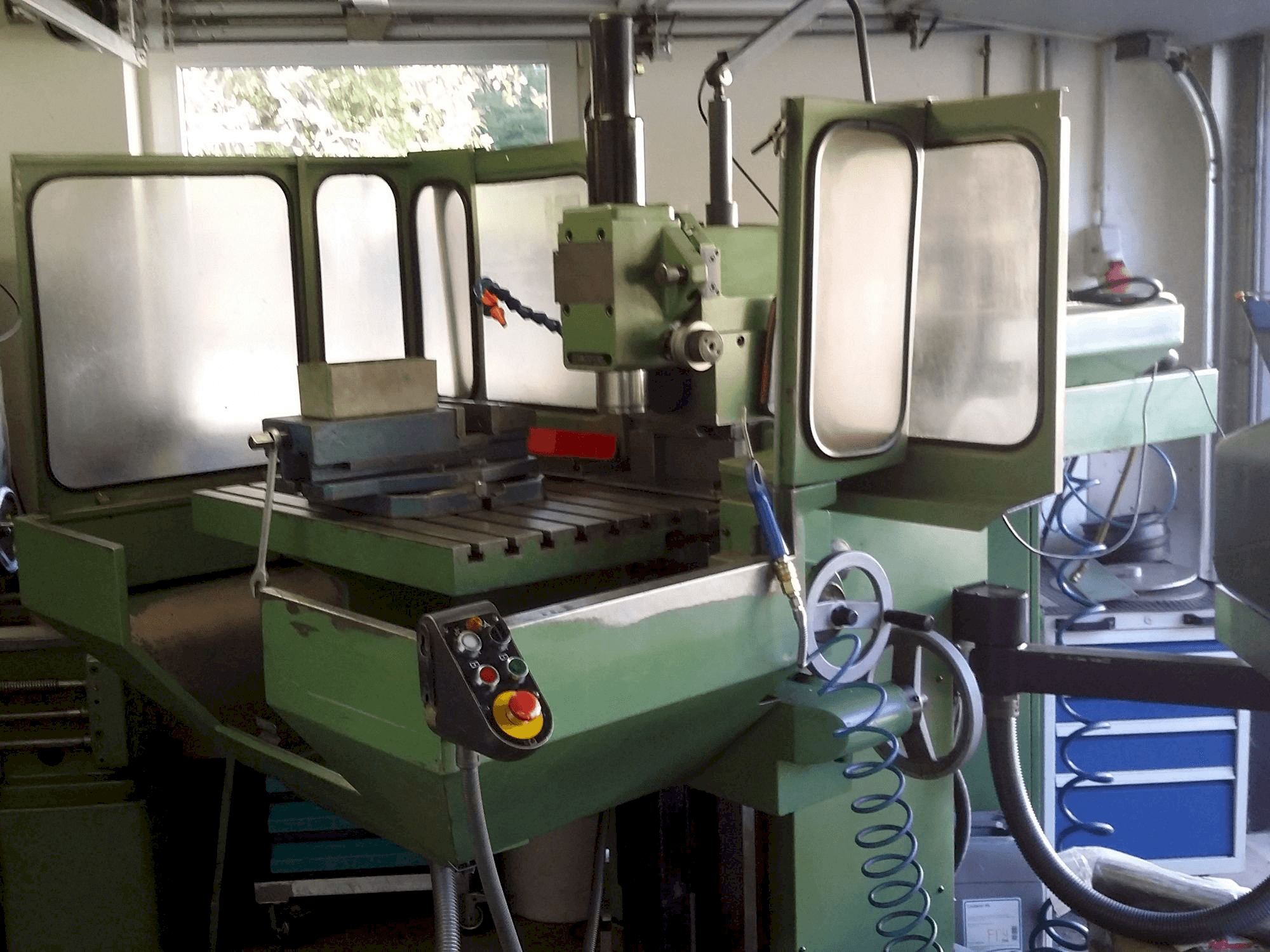 A DECKEL FP4A gép elölnézete