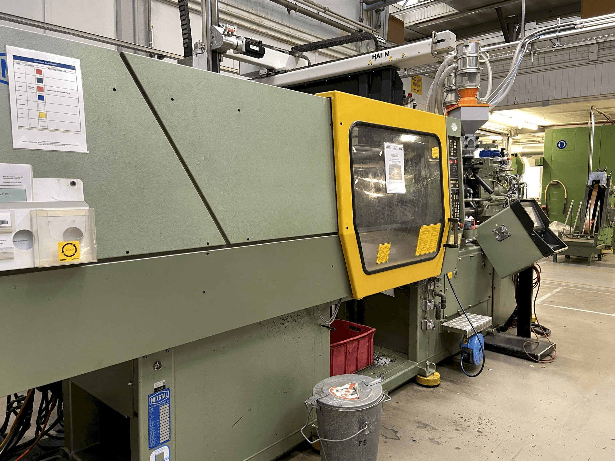 A Netstal Synergy 1500K/460 gép elölnézete