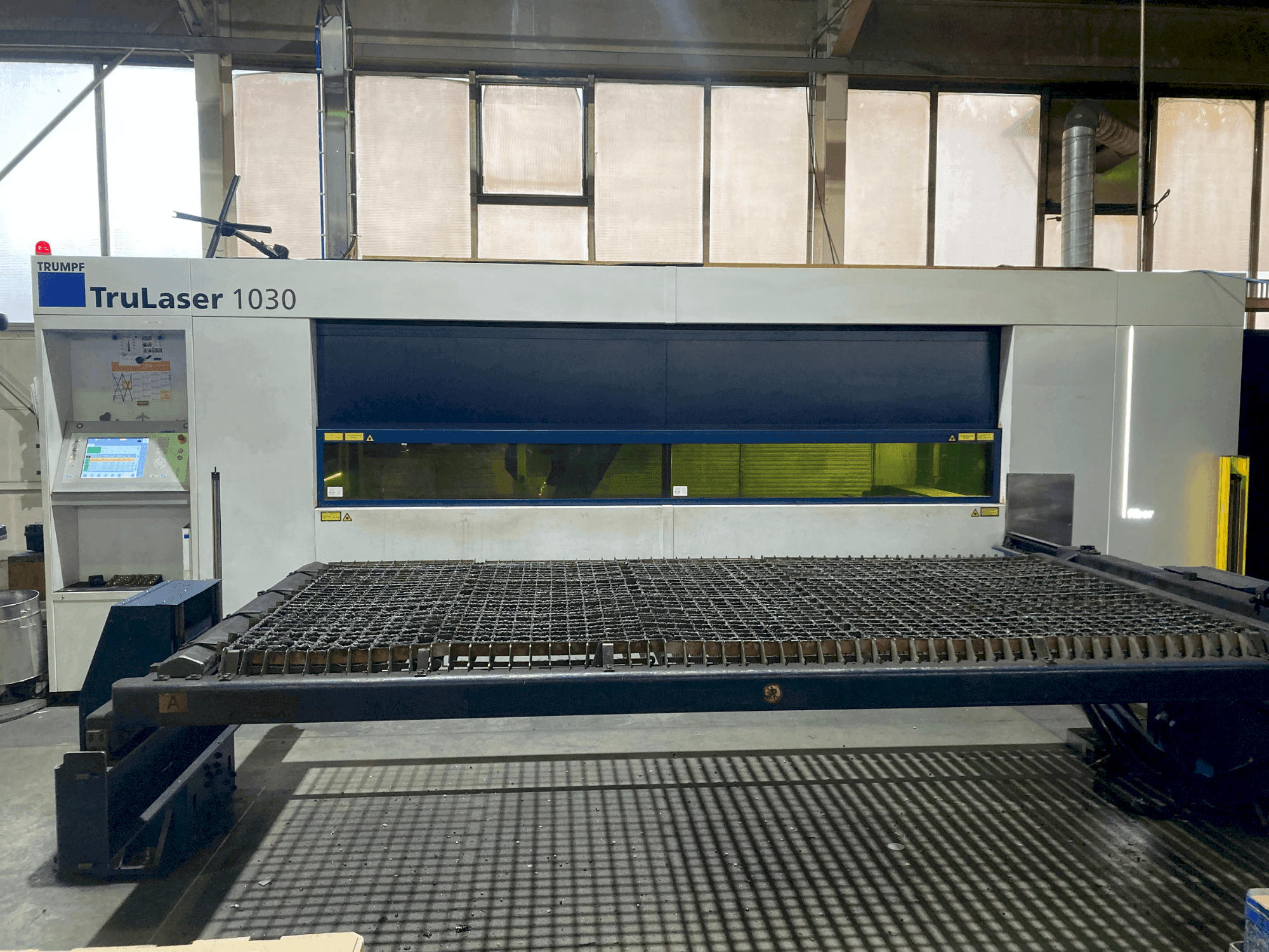 A TRUMPF TruLaser 1030 gép elölnézete