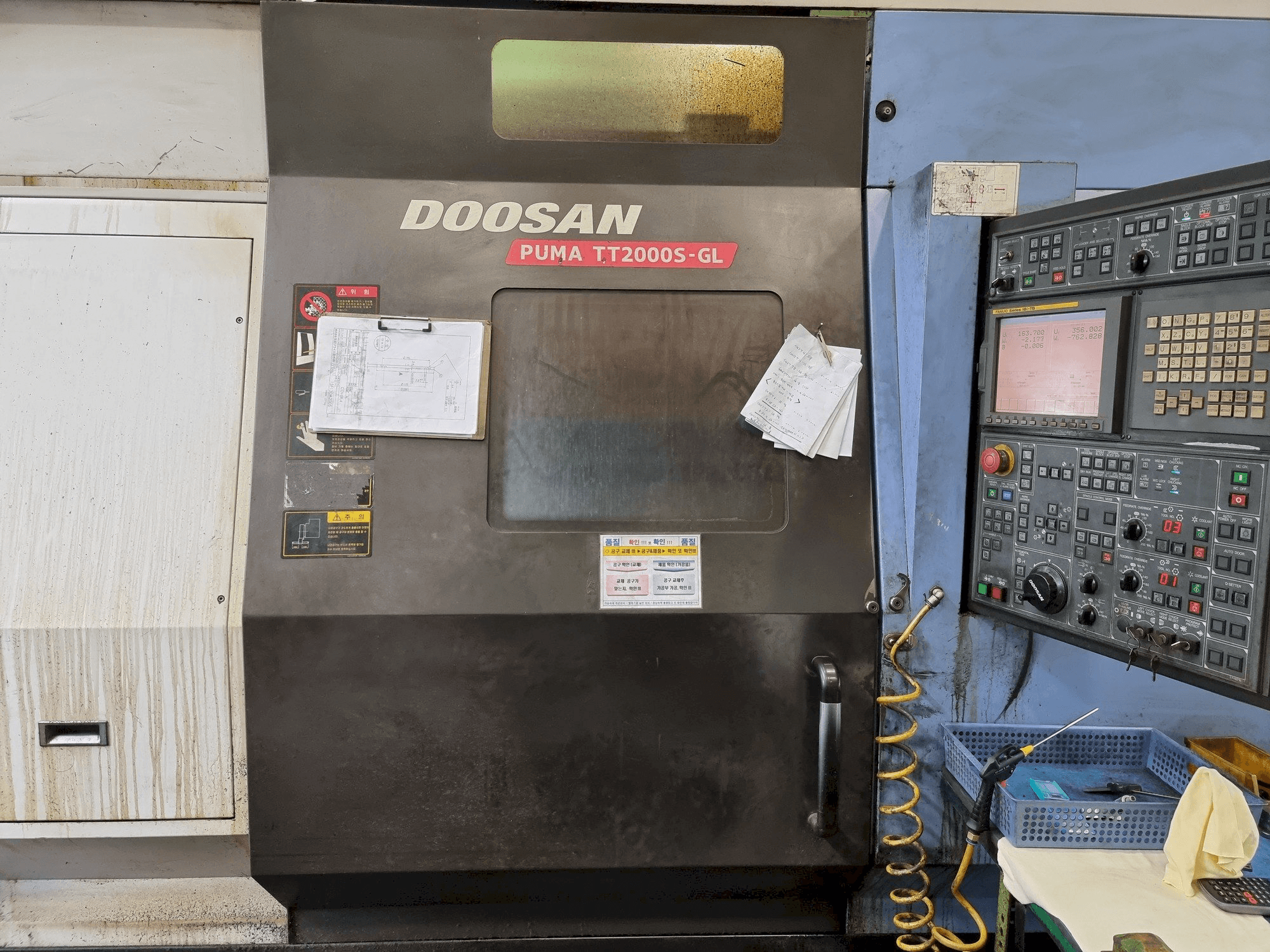 A Doosan PUMA TT2000S-GL gép elölnézete