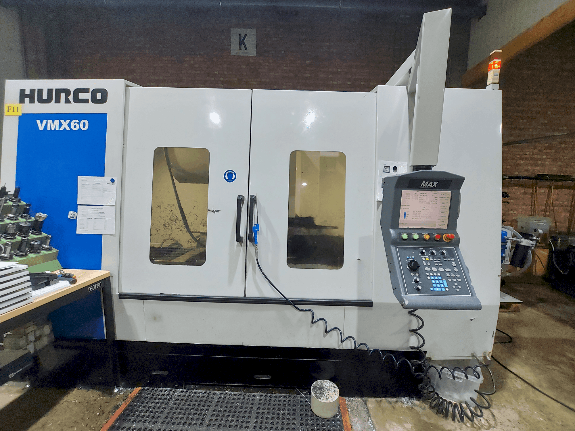 A Hurco VMX60/40T gép elölnézete