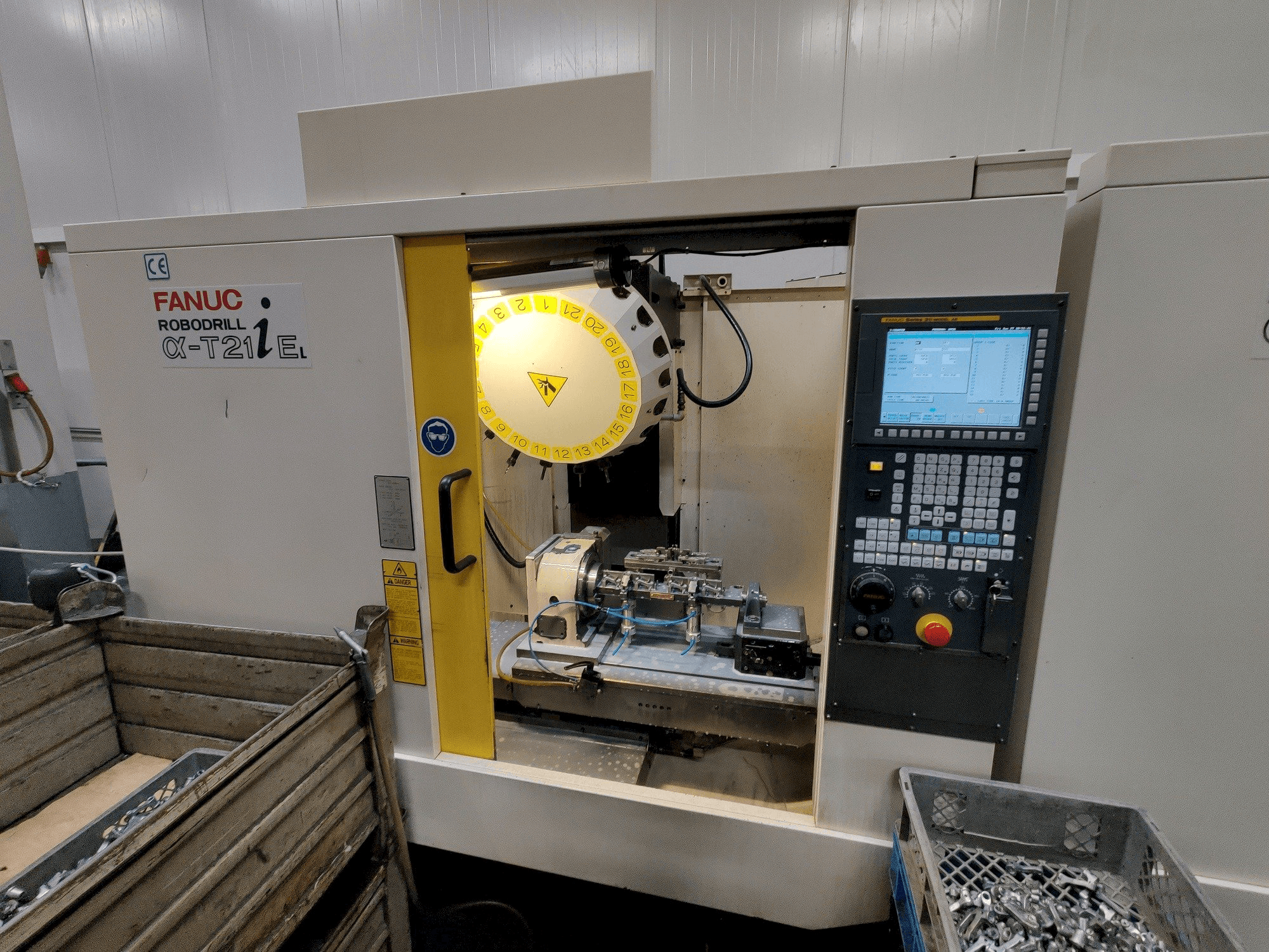 A FANUC Robodrill α-T21iEL gép elölnézete