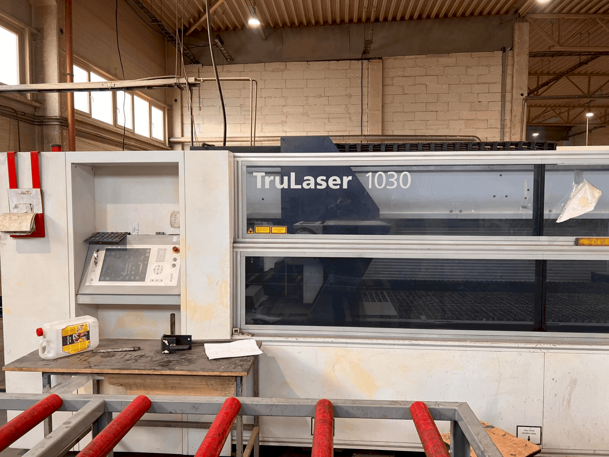 A TRUMPF TruLaser 1030 gép elölnézete