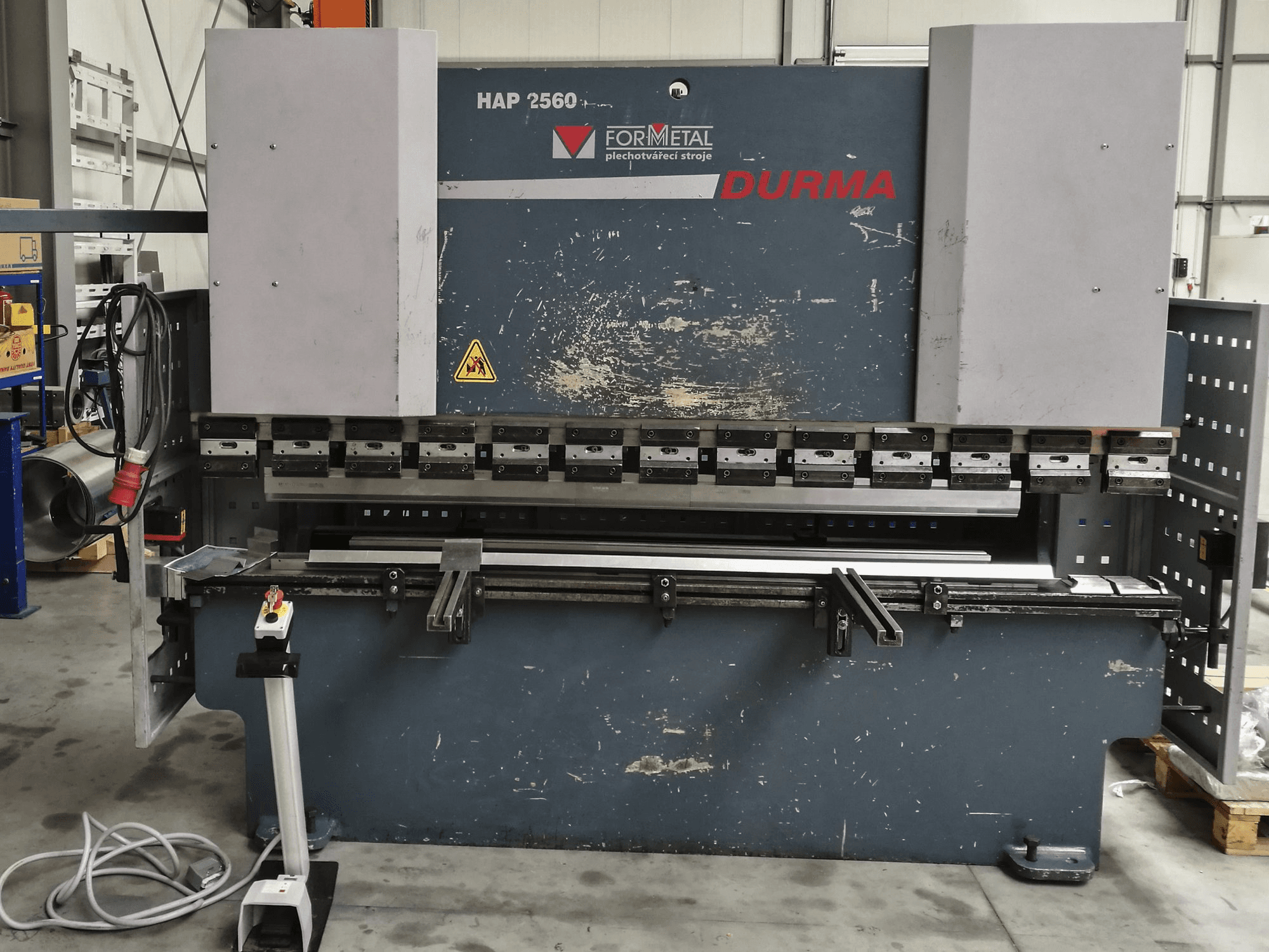 A Durma HAP 2560 gép elölnézete