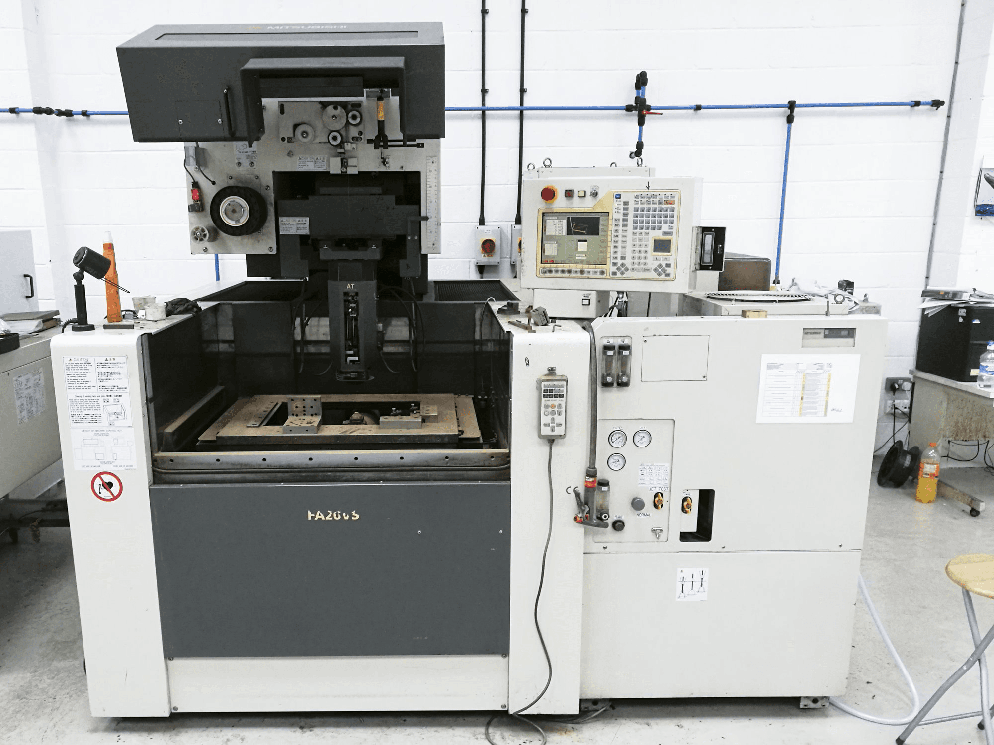 A Mitsubishi Electric FA20-VS gép elölnézete