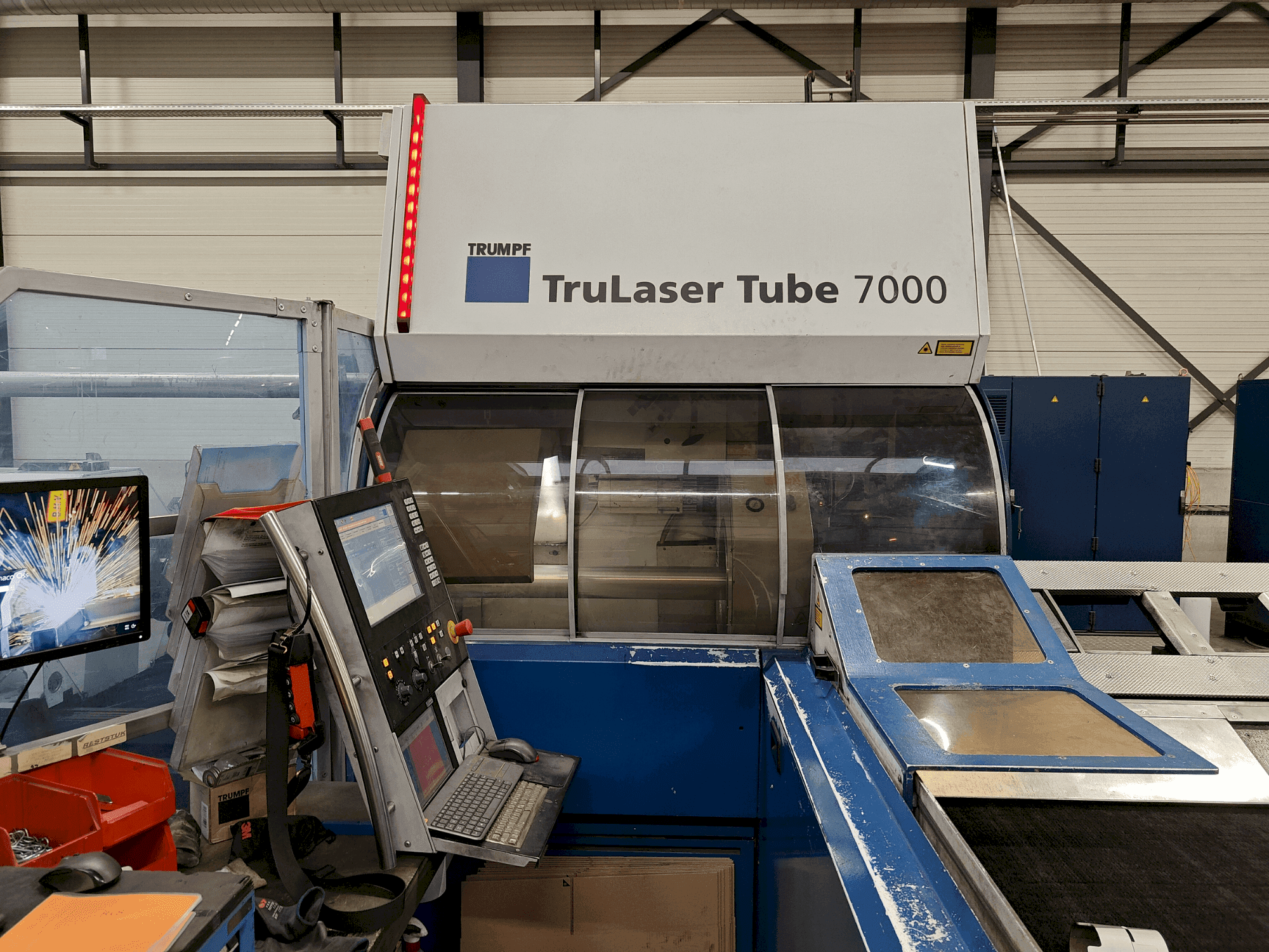 A TRUMPF TruLaser Tube 7000 gép elölnézete