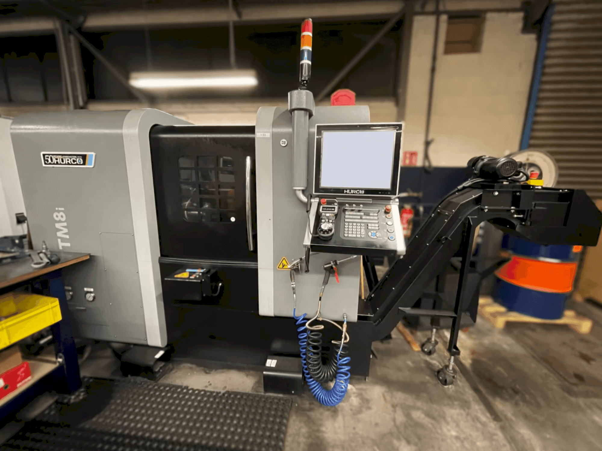A Hurco TM8i gép elölnézete