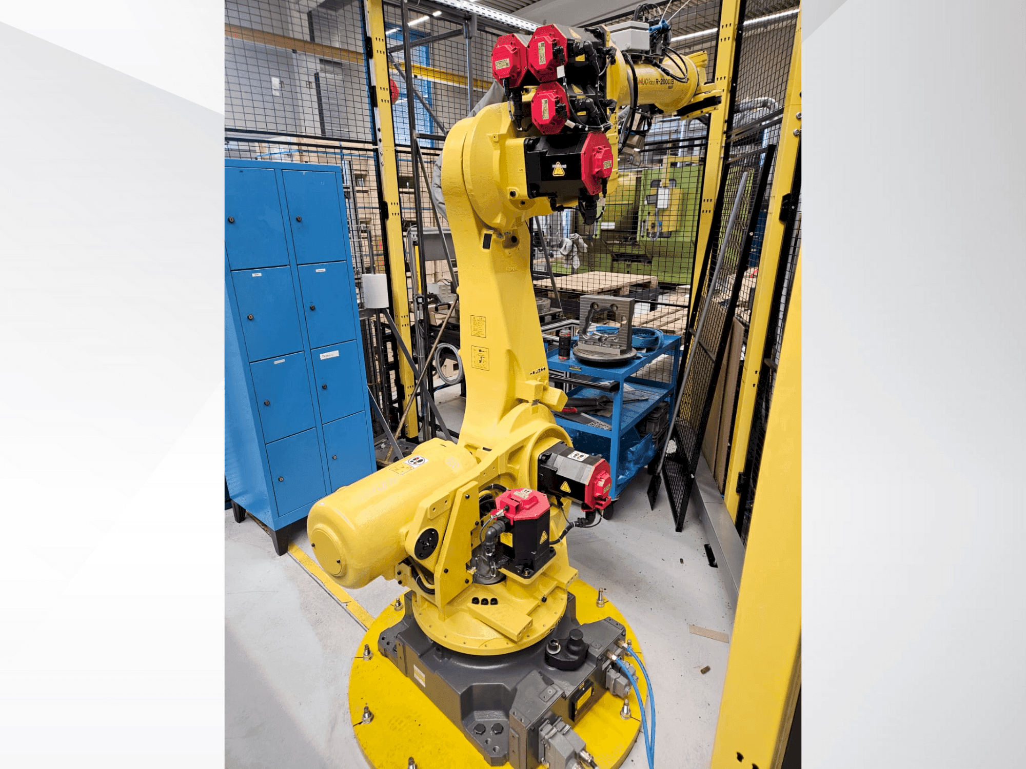 A FANUC R2000iB/165F gép elölnézete