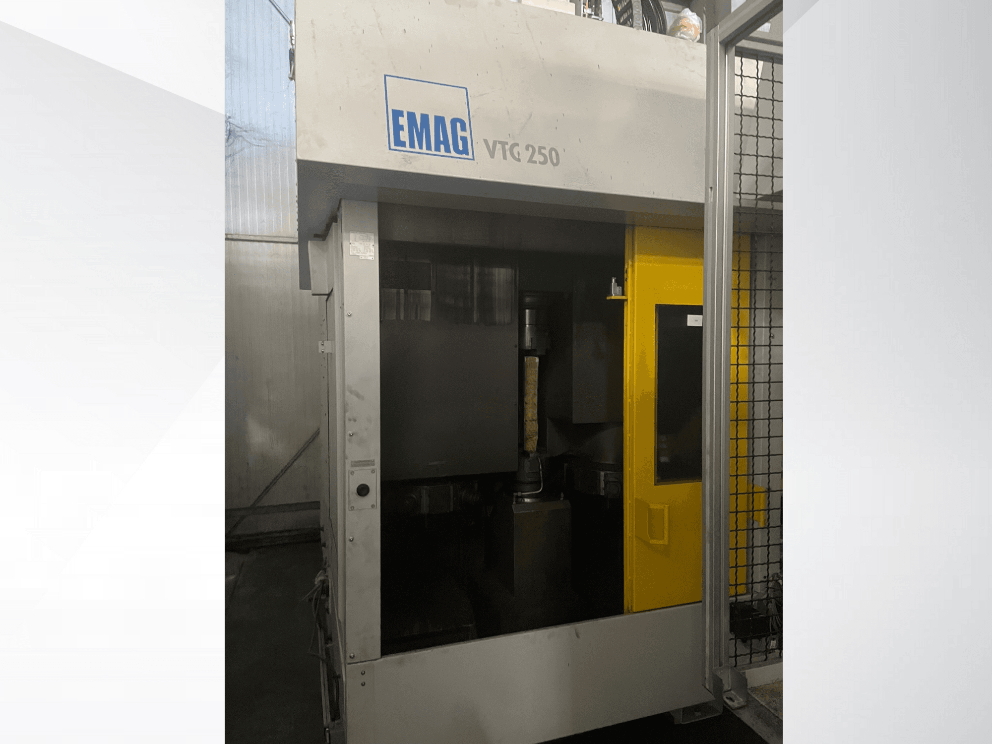 EMAG VTC 250 függőleges megmunkálóközpont elölnézetben, sárga ajtóval és a kamrában látható vágószerszámmal.