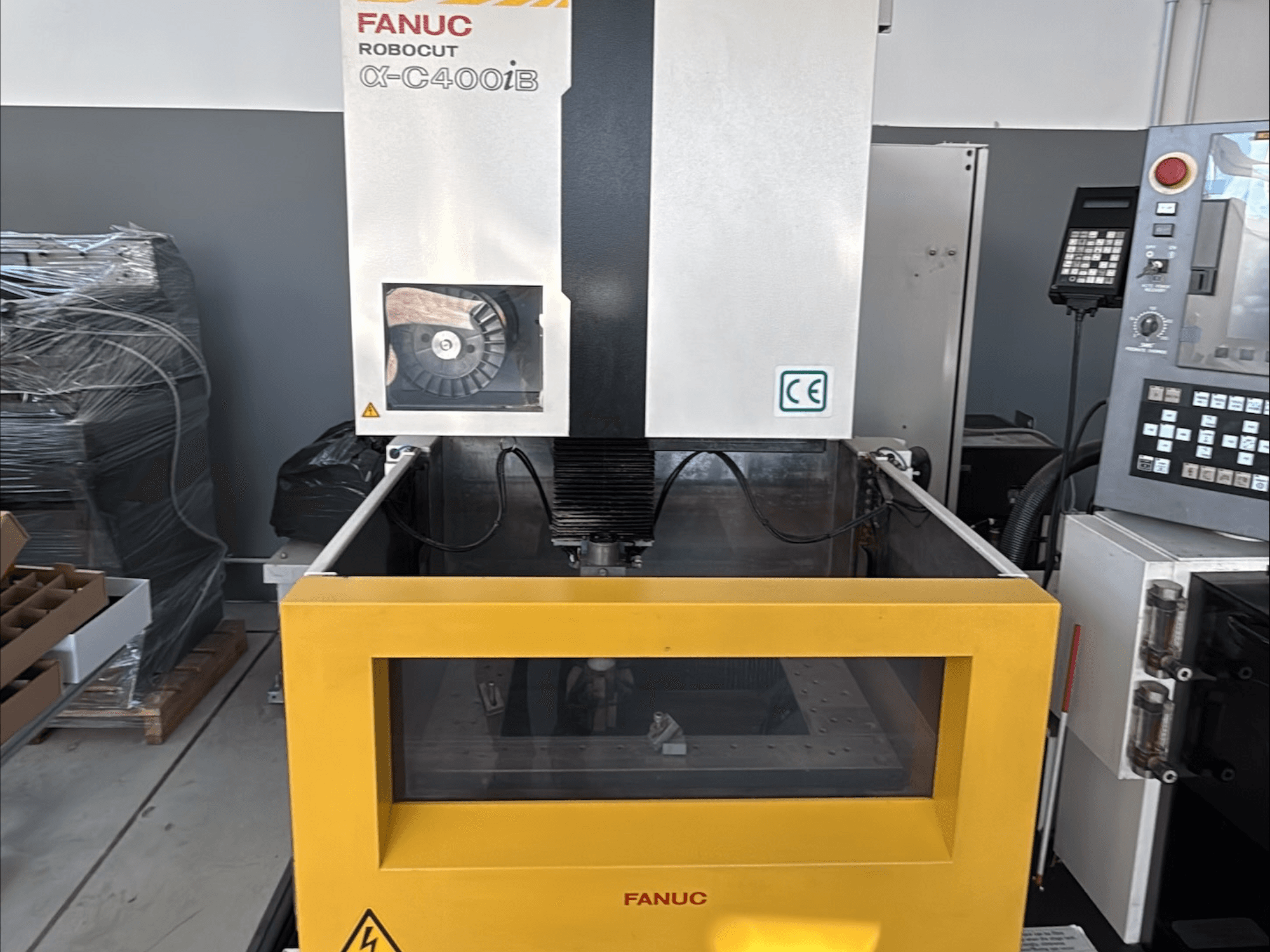 FANUC Robocut α-C400iB huzalos szerszámgép, előlnézet, sárga tartály és vezérlőpanel.
