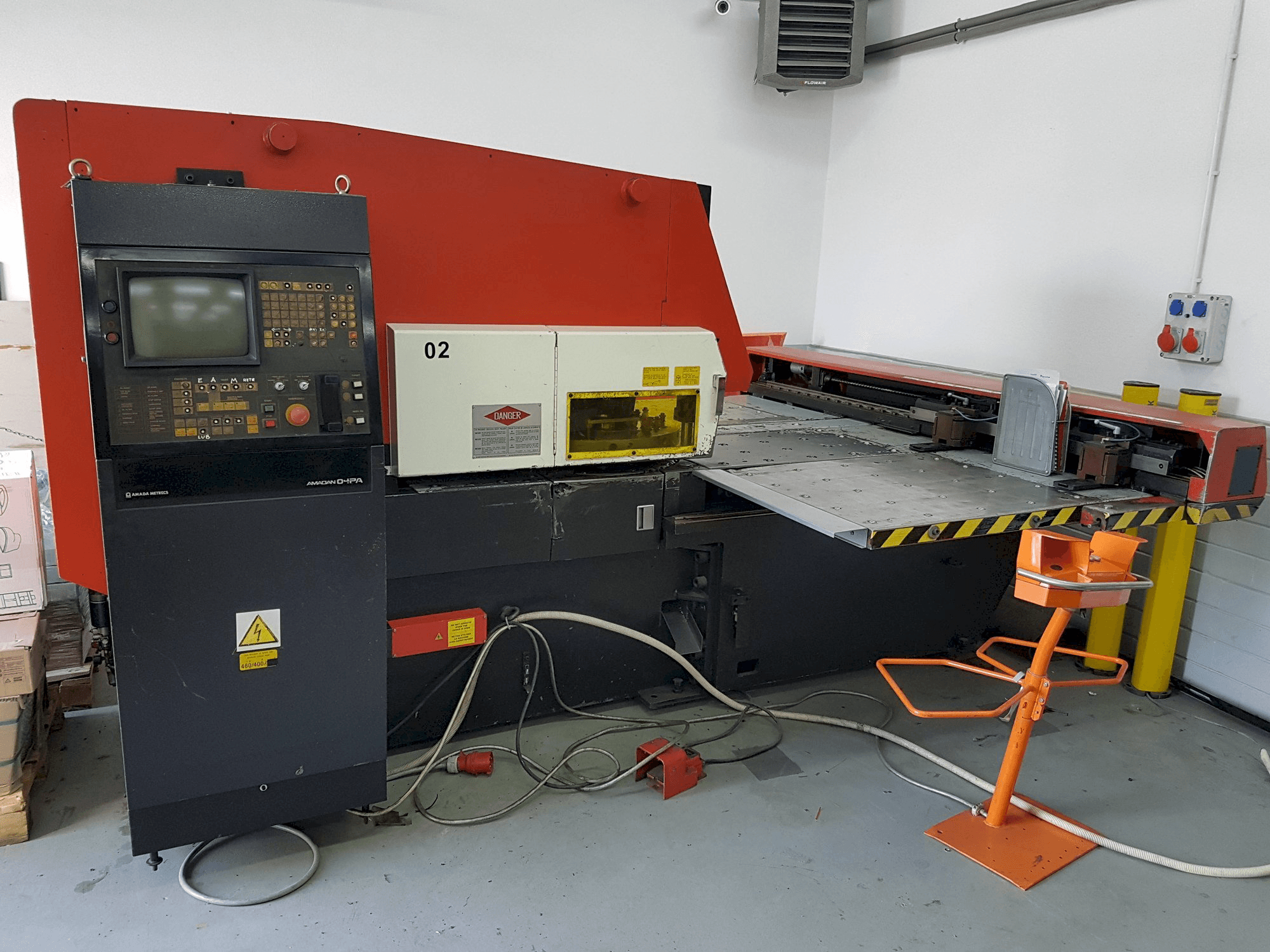A AMADA ARIES 245 gép elölnézete