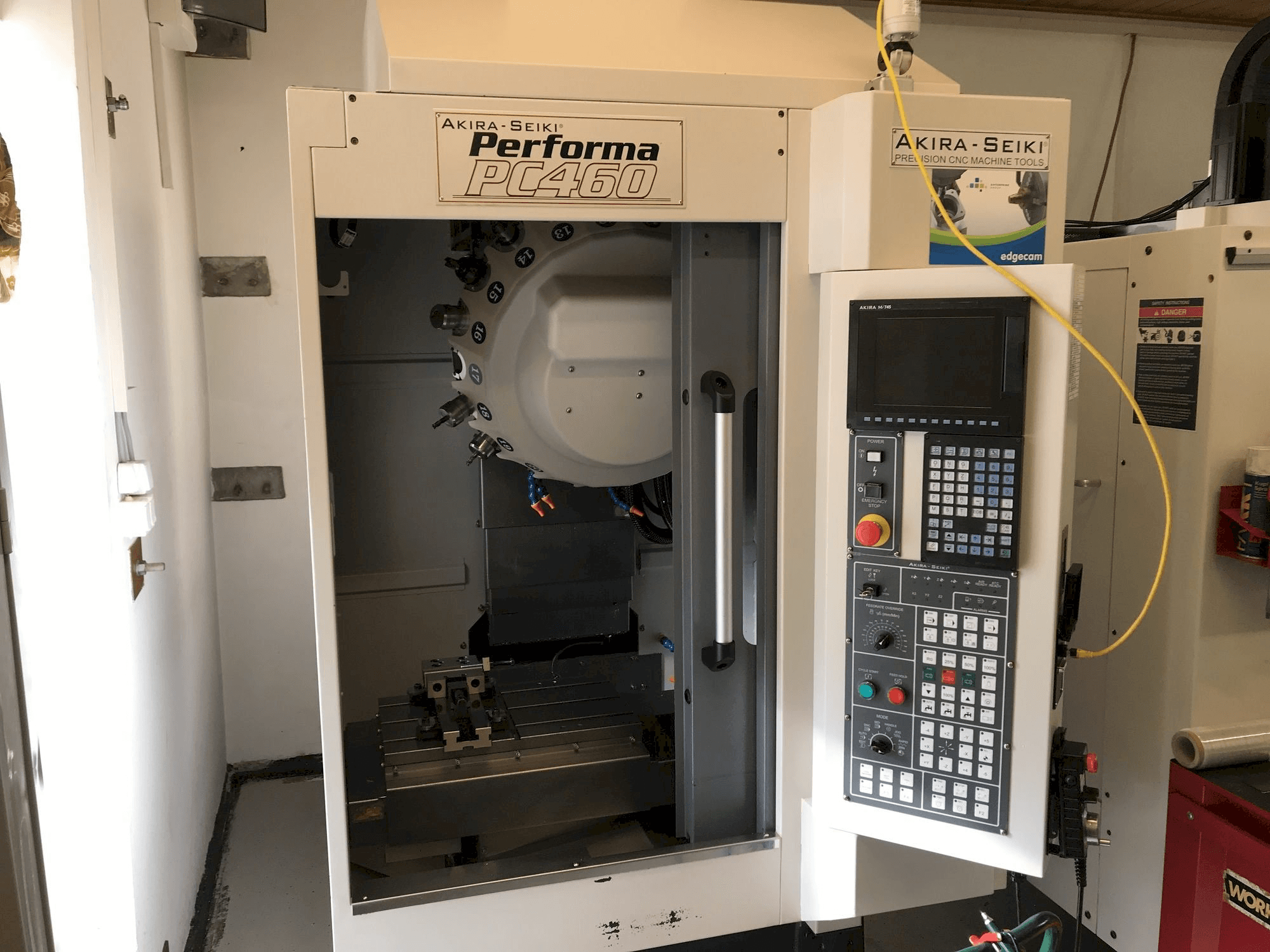 A Akira Seiki PC 460 gép elölnézete