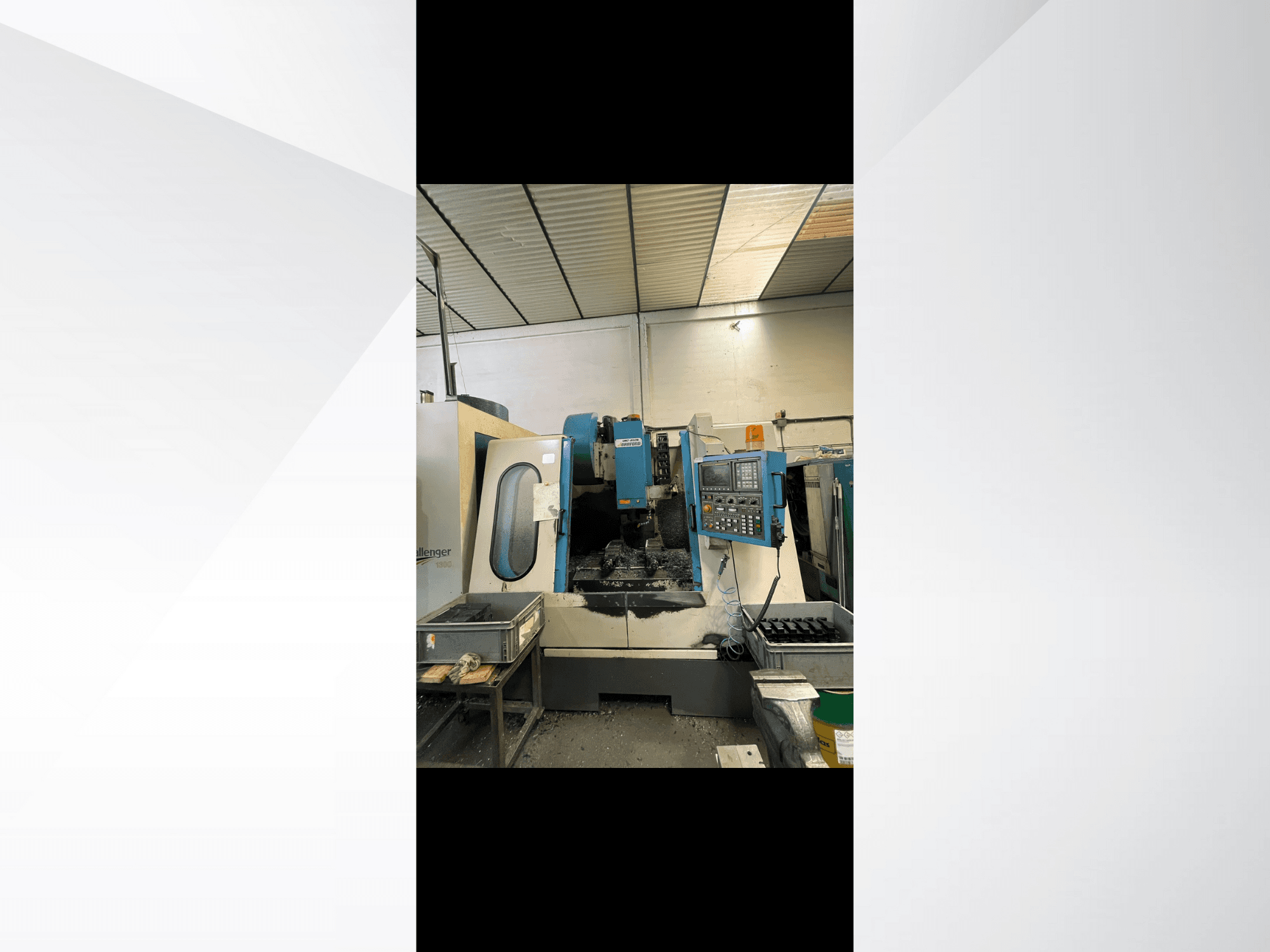 CNC-gép, Challenger 1500 modell, oldalnézet a vezérlőpanelről és a fémforgácsokkal teli munkaterületről.