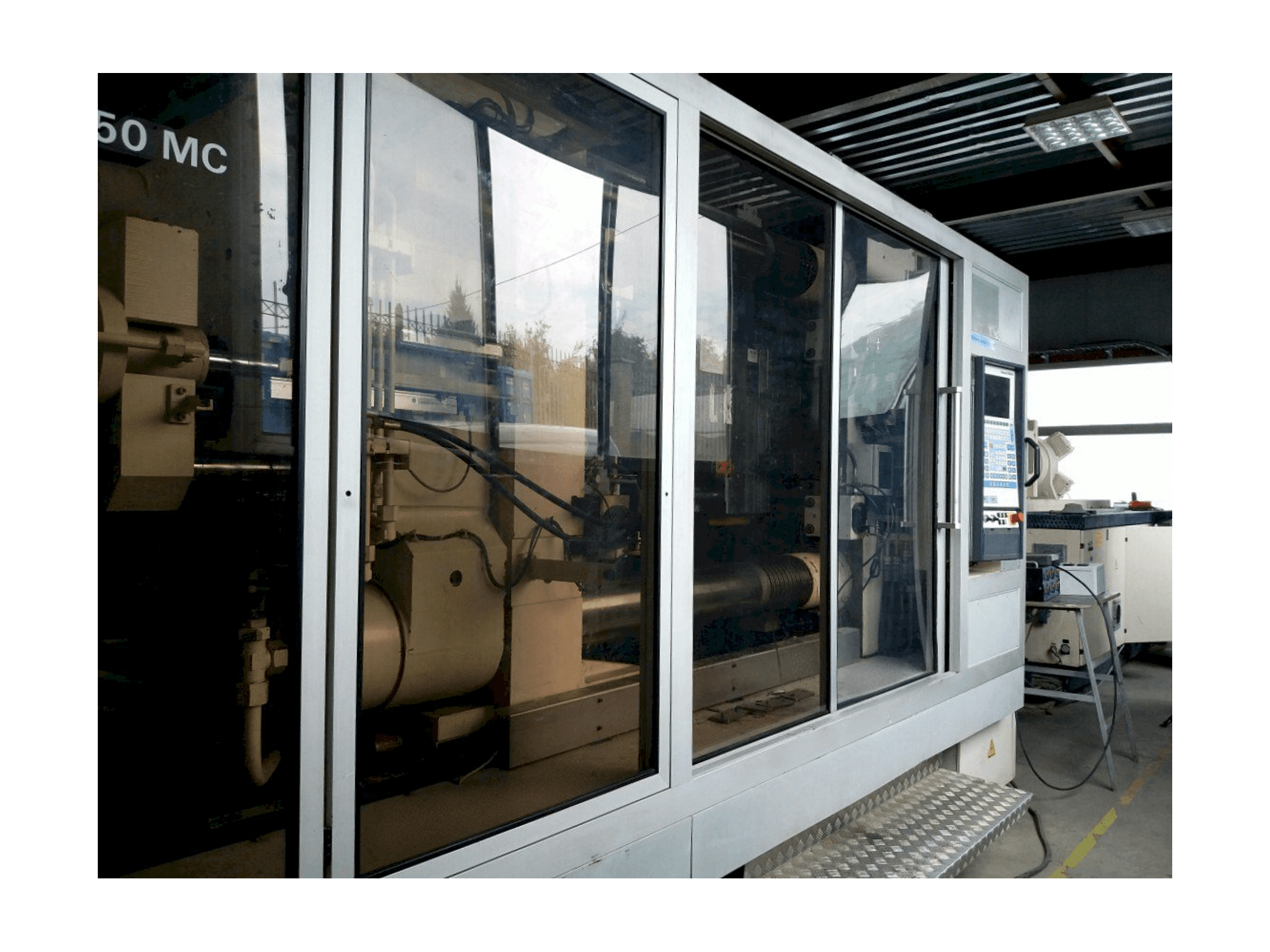 A Krauss Maffei KM 800/1330 MC gép elölnézete