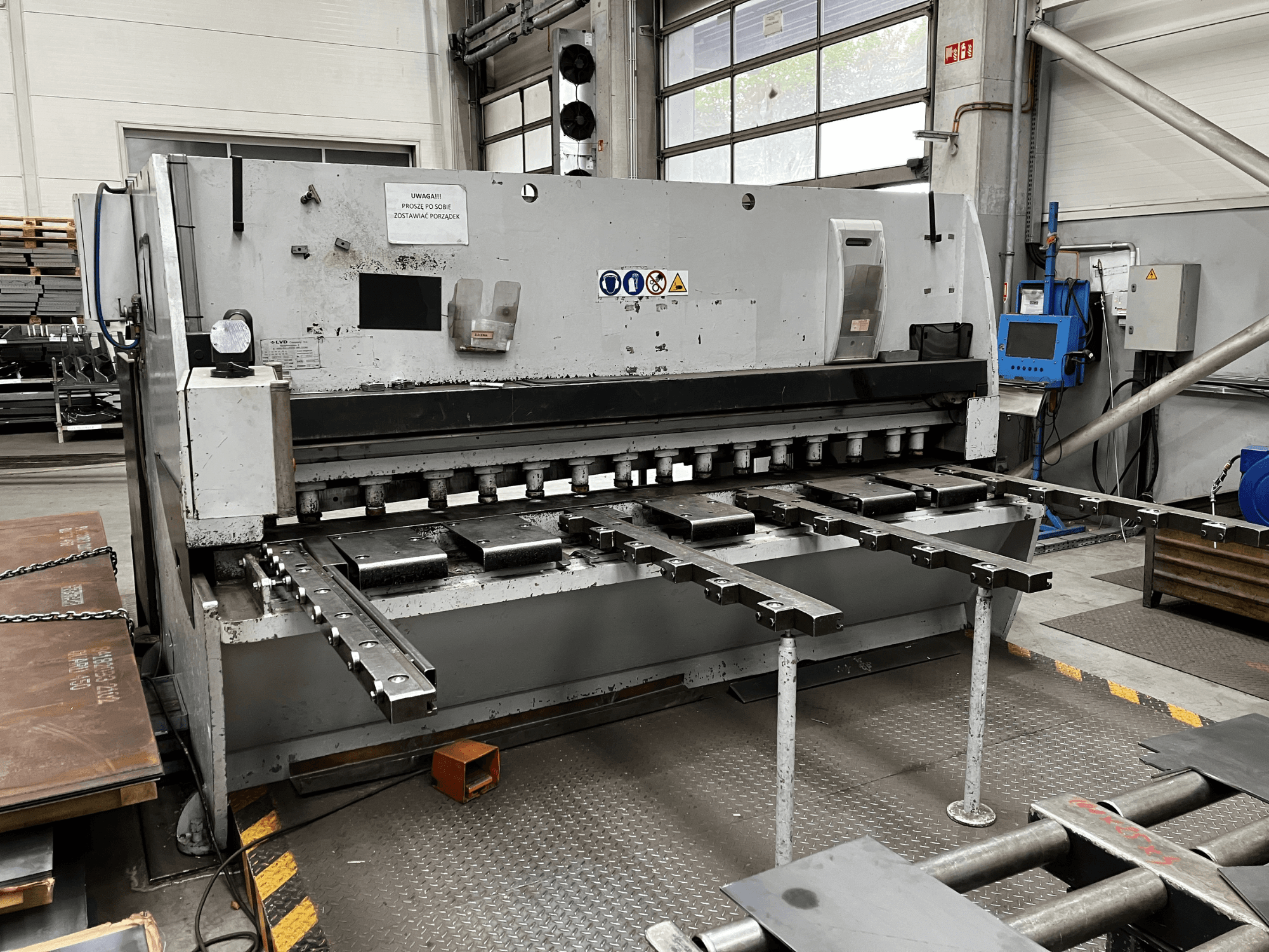 CNC nyírógép LVD MVS-TS 13/31, elölnézetben, nyírókésekkel és vezérlőpanellel.