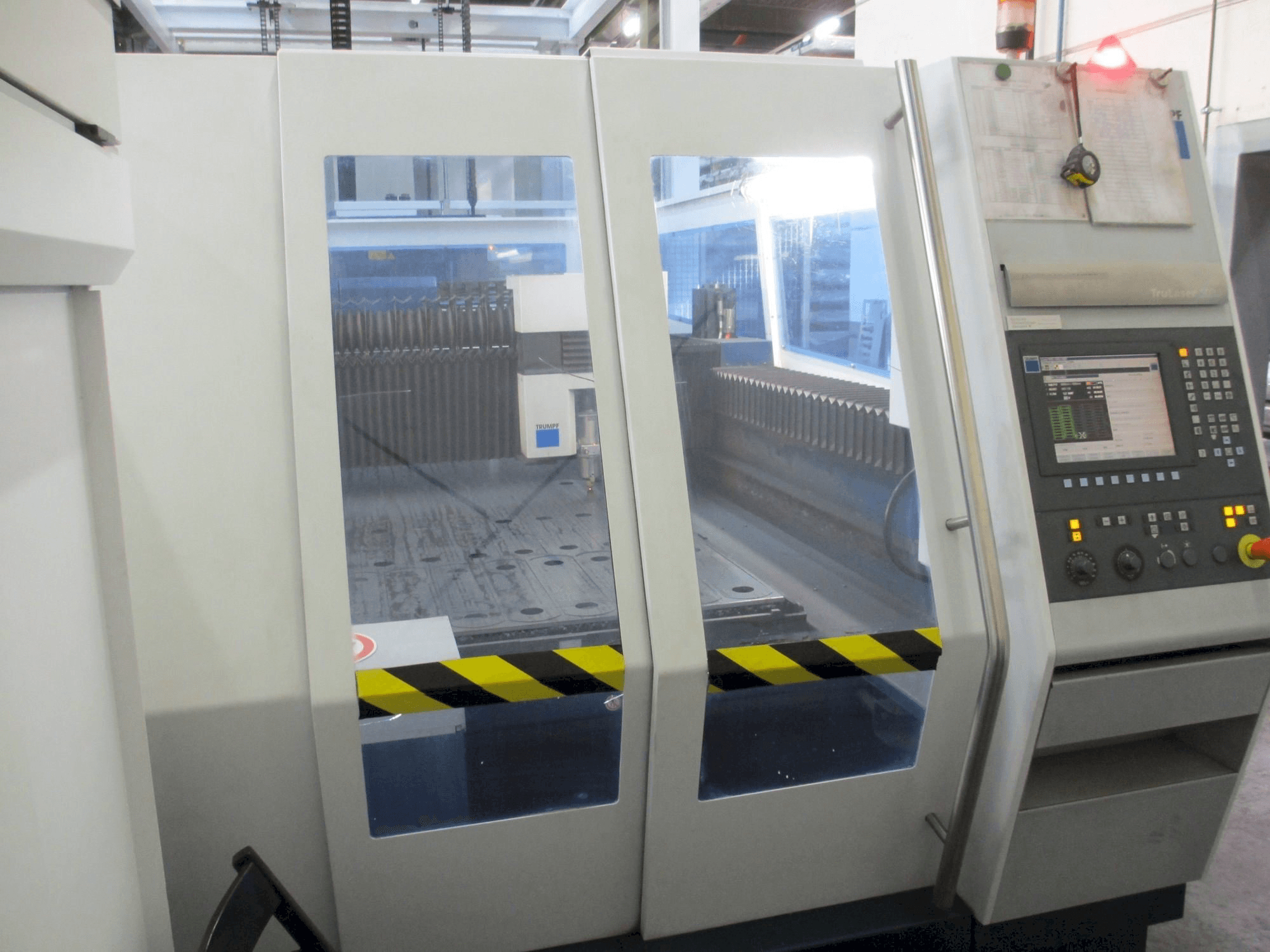 A Trumpf TruLaser 5030 gép elölnézete