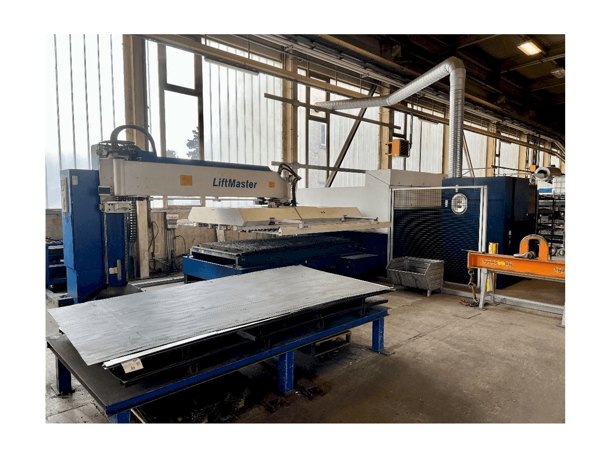 A TRUMPF TruLaser 3030 Fiber gép elölnézete