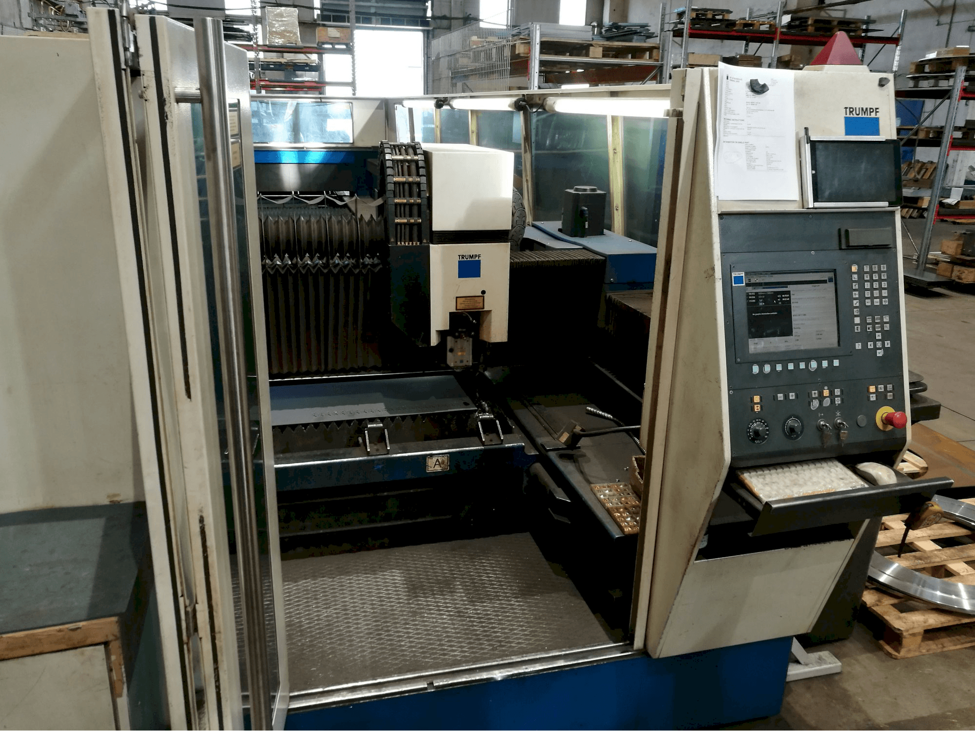 A Trumpf TruLaser 5060 gép elölnézete