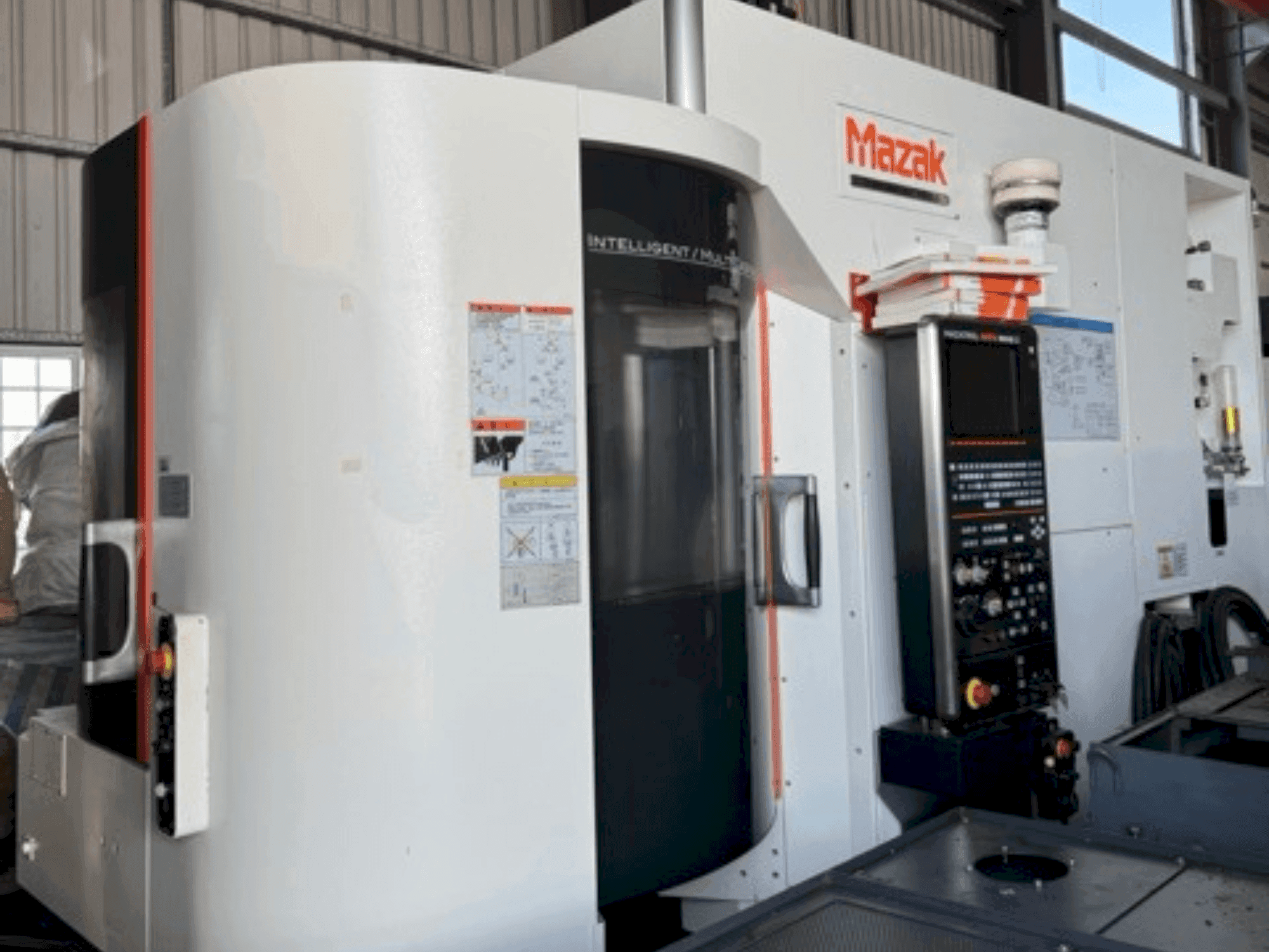 A Mazak VARIAXIS J-500 gép elölnézete