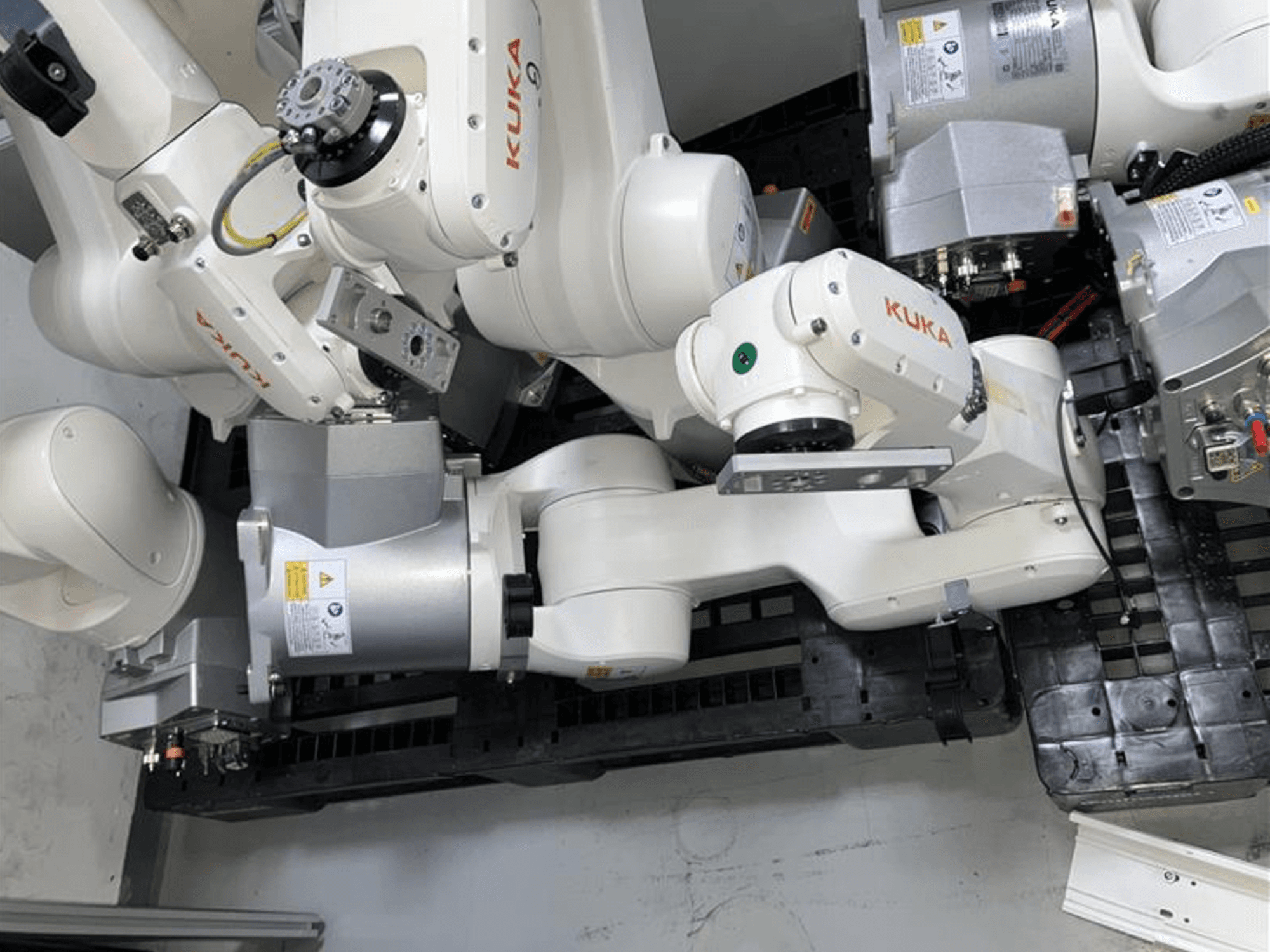 KUKA KR 6 R900 CR robotkar felülnézetben, több ízülettel és motorral, fekete alapra szerelve, kábelekkel.