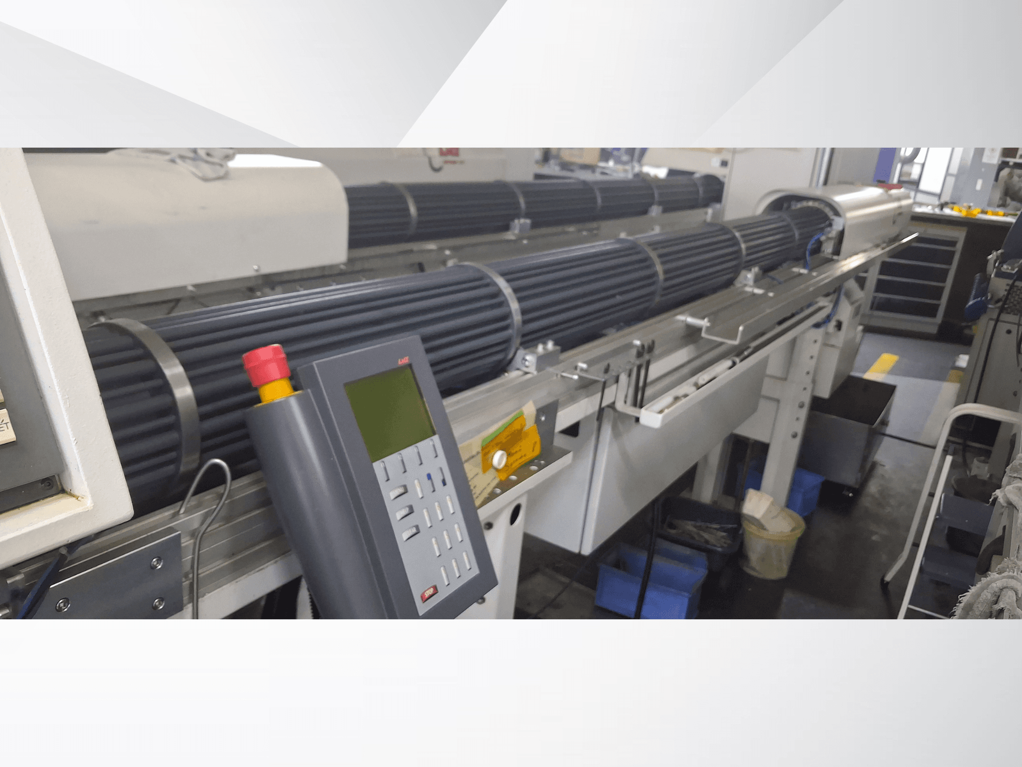 TORNOS DECO 10a svájci típusú esztergagép elölnézetben, vezérlőpult és forgó csövek a precíziós megmunkáláshoz.