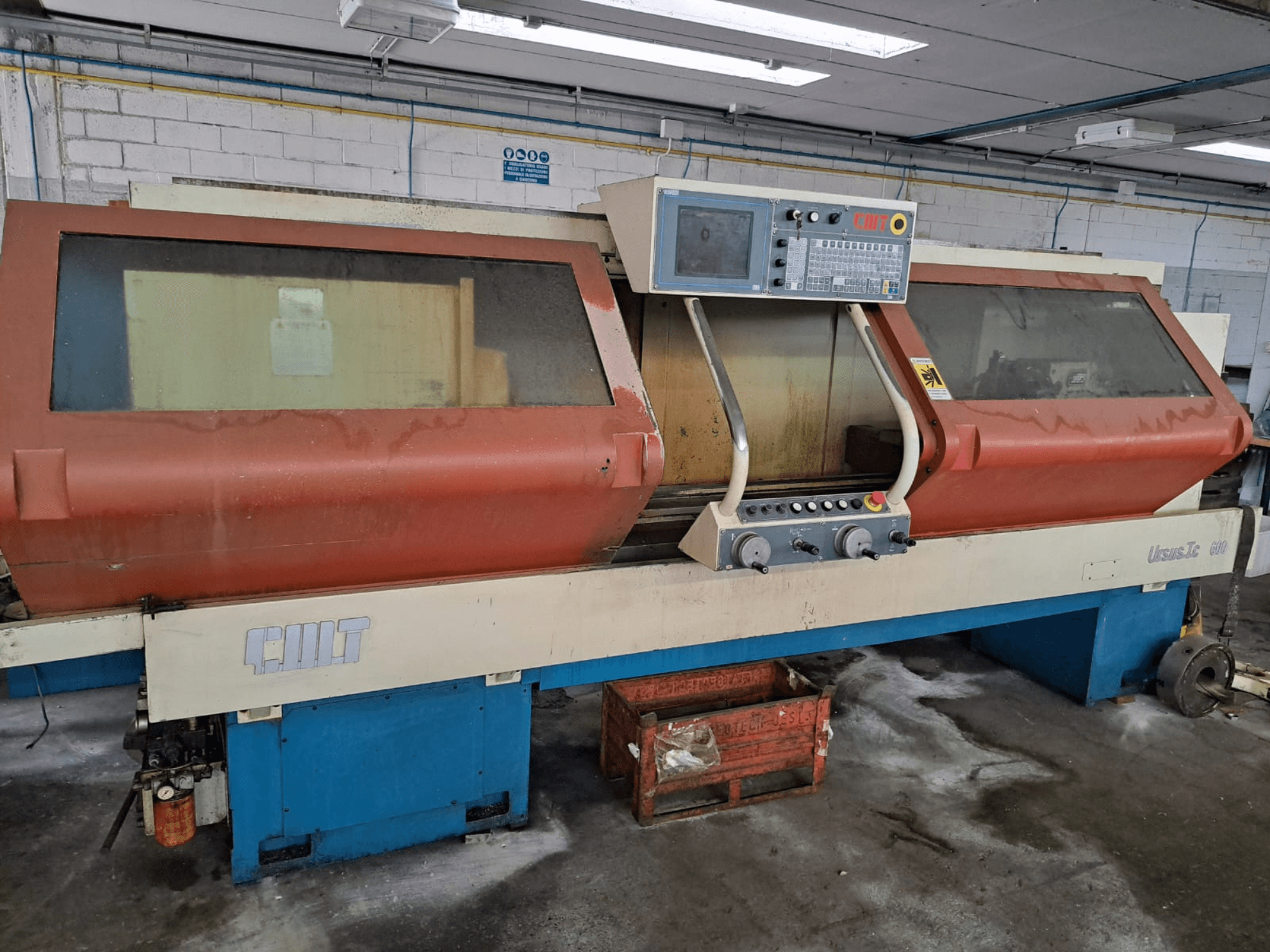 Vízszintes esztergagép URSUS TC, előlnézet, piros házzal, vezérlőpanellel és látható szerszámtartóval.