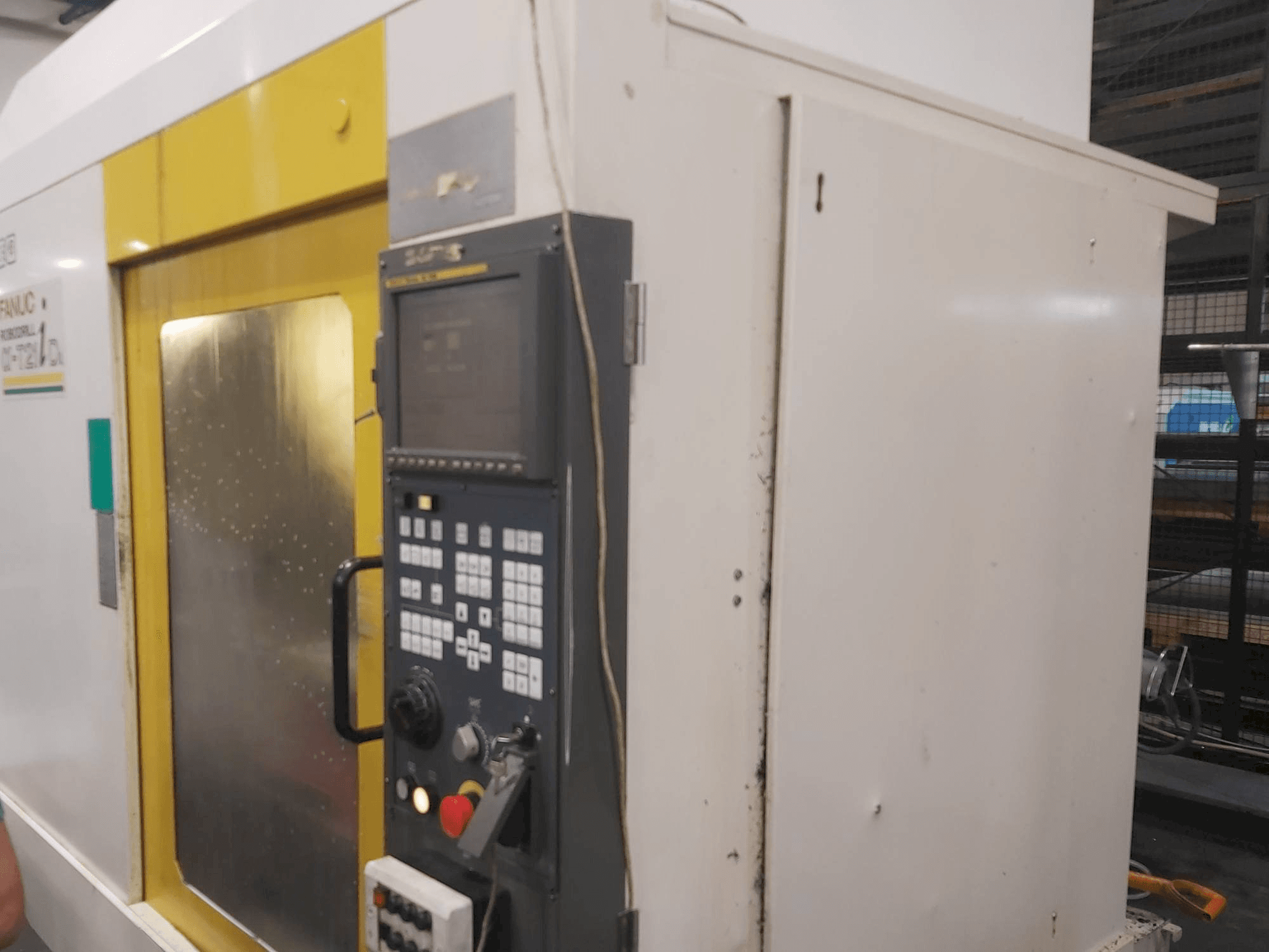 A FANUC Robodrill Alpha T21D gép elölnézete