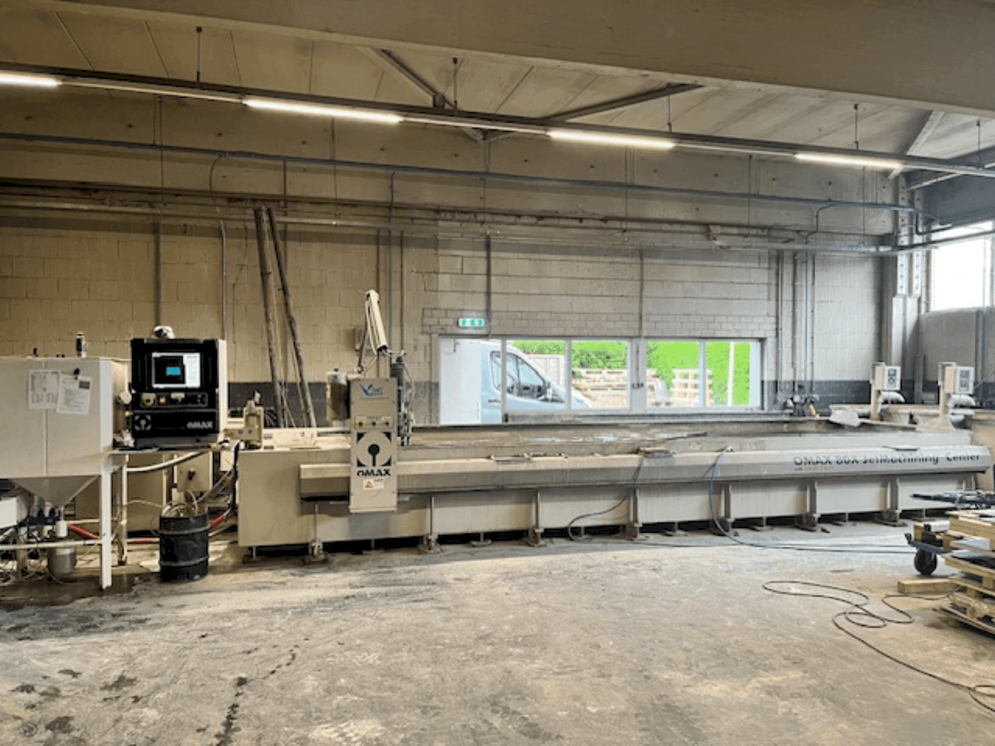 A OMAX 80X gép elölnézete