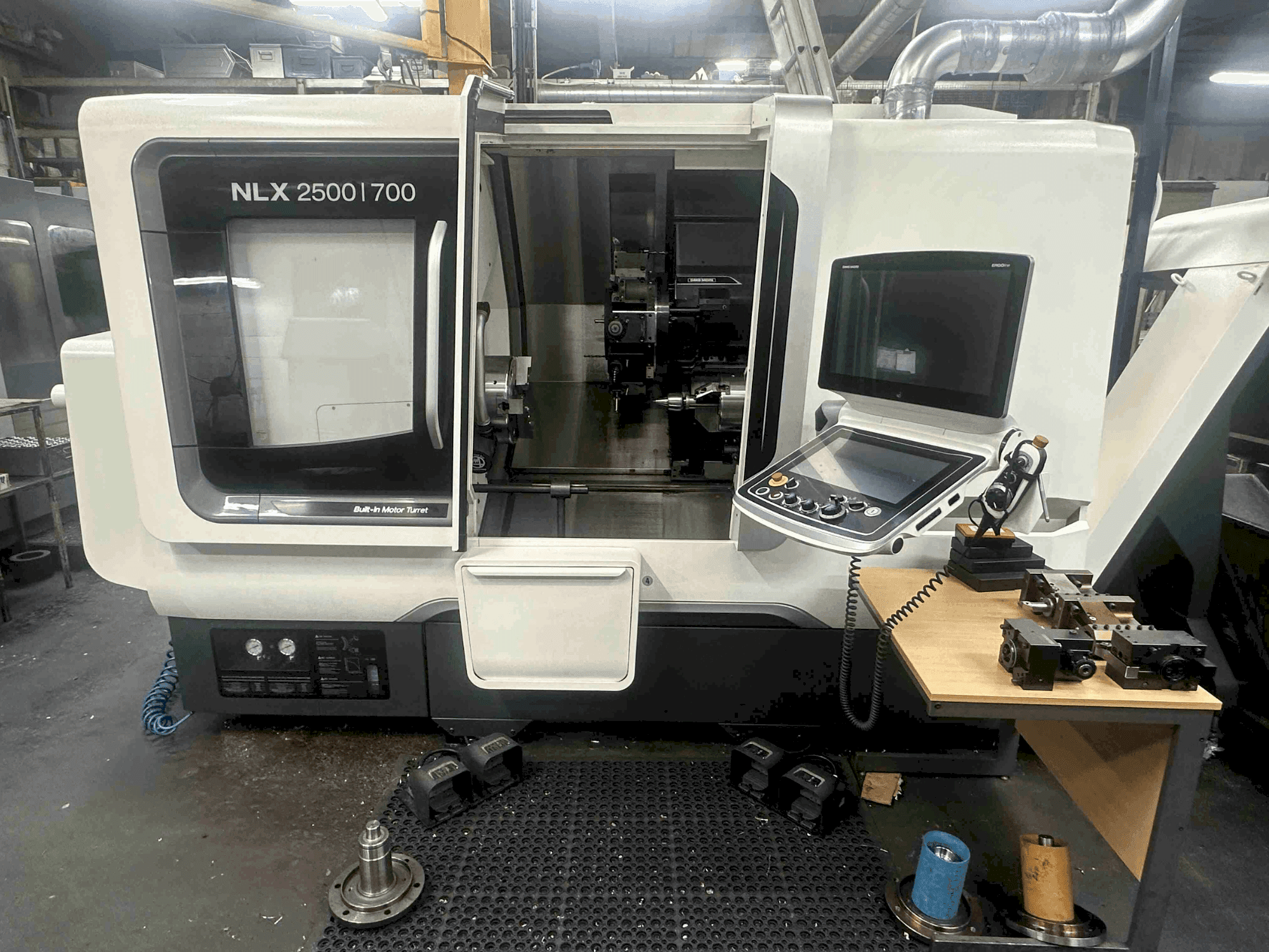 A DMG MORI NLX2500SY/700 gép elölnézete