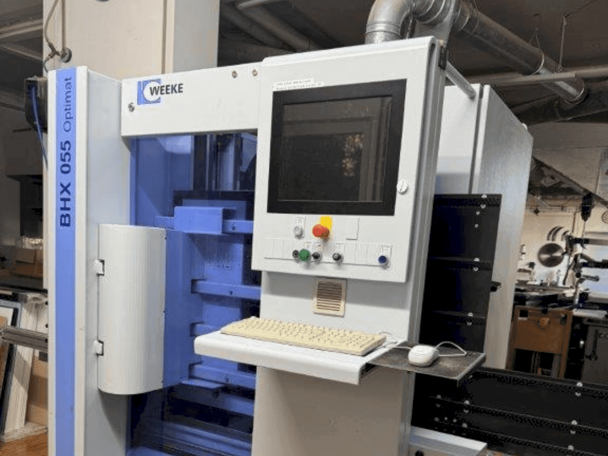 A HOMAG WEEKE BHX 055 gép elölnézete