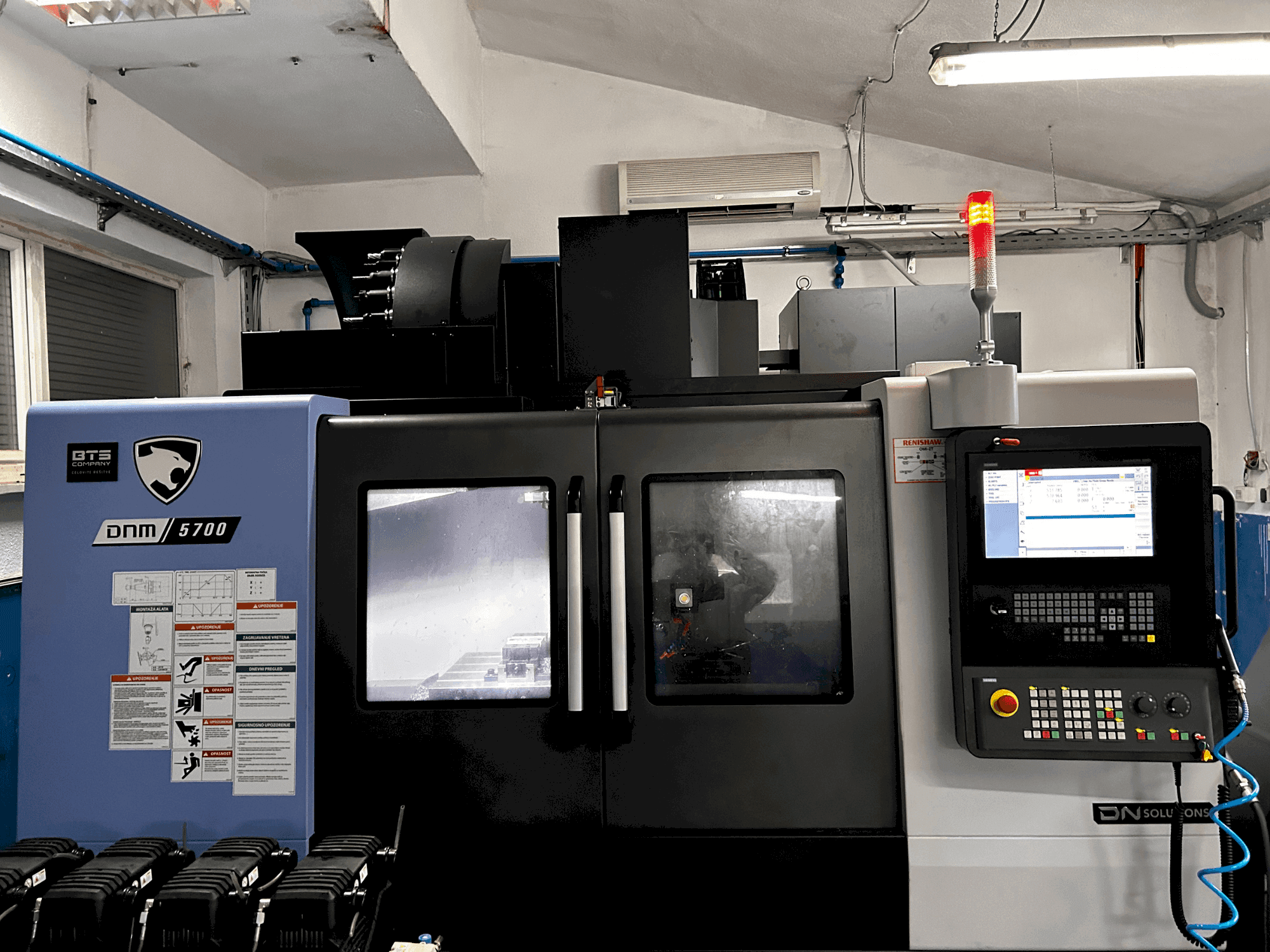 A DN SOLUTIONS DNM 5700 gép elölnézete